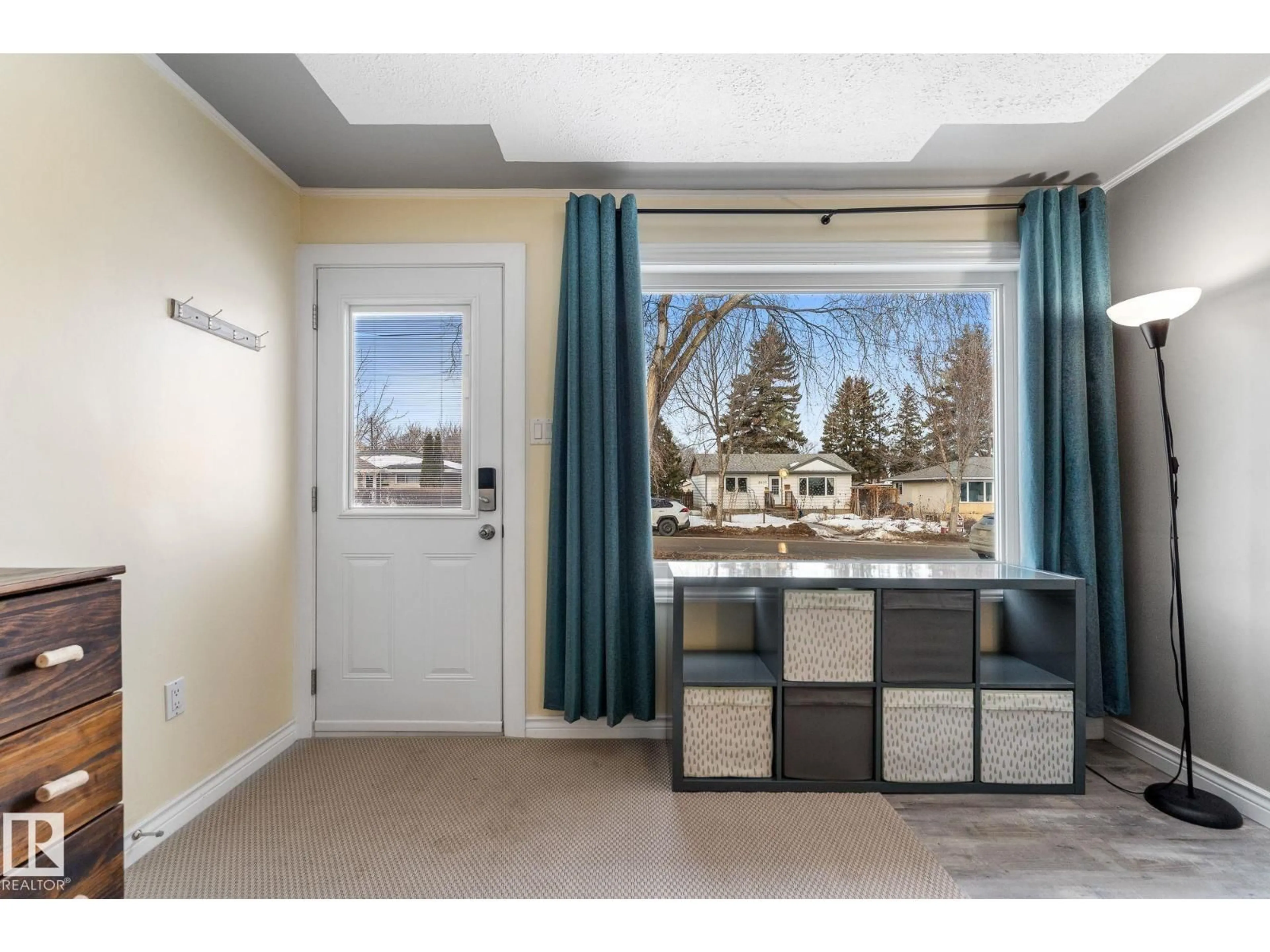 Indoor entryway for 3633 106 AV, Edmonton Alberta T5W0C4