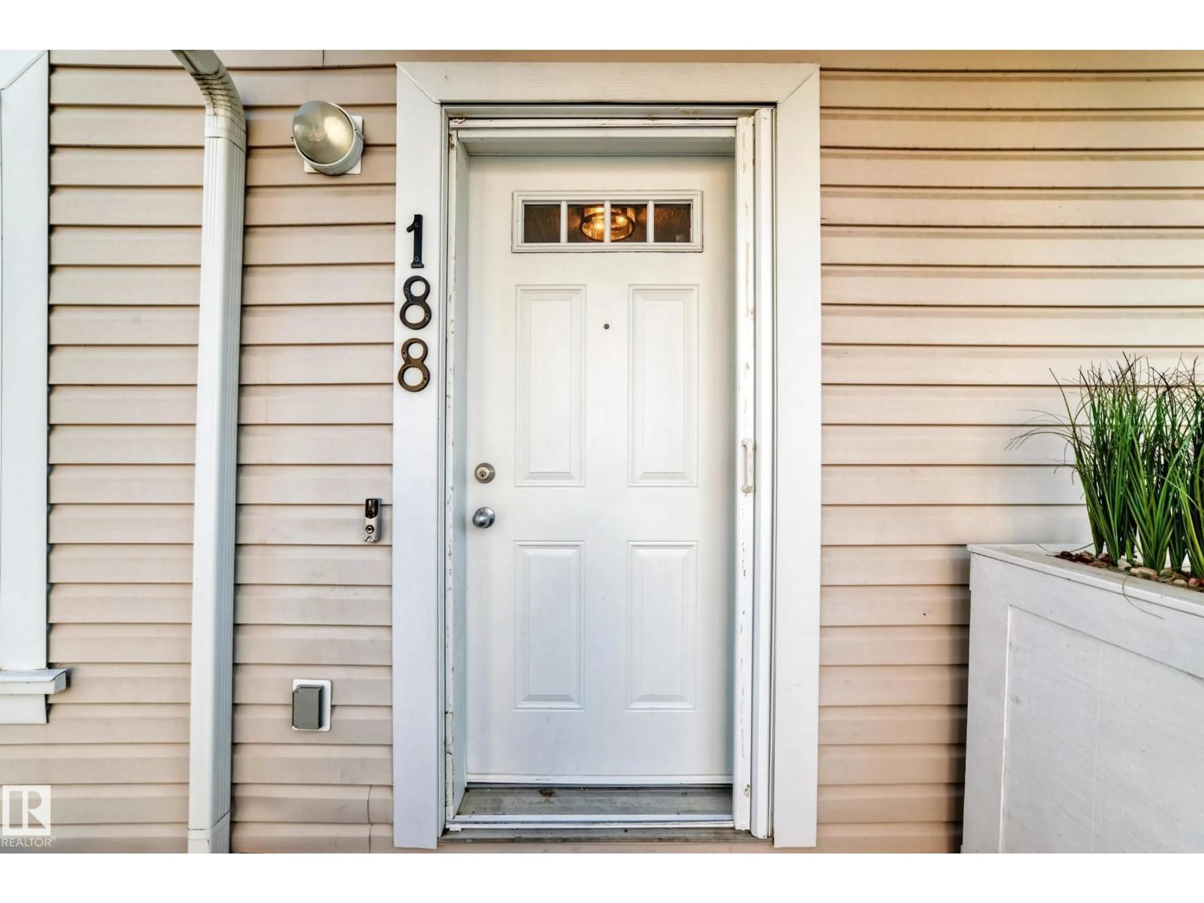 Indoor entryway for #188 - 1804 70 ST, Edmonton Alberta T6X0H4