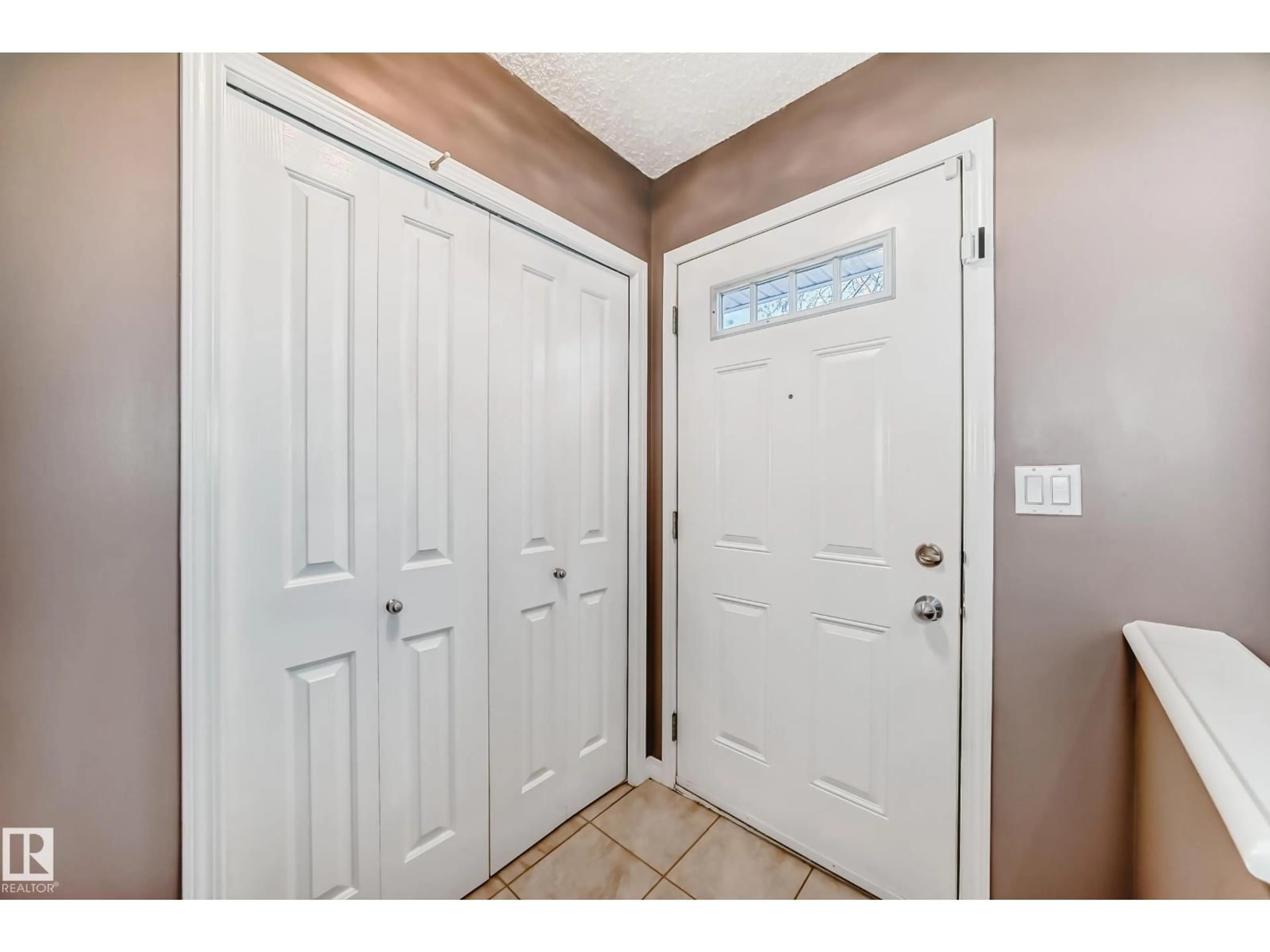 Indoor entryway for #188 - 1804 70 ST, Edmonton Alberta T6X0H4