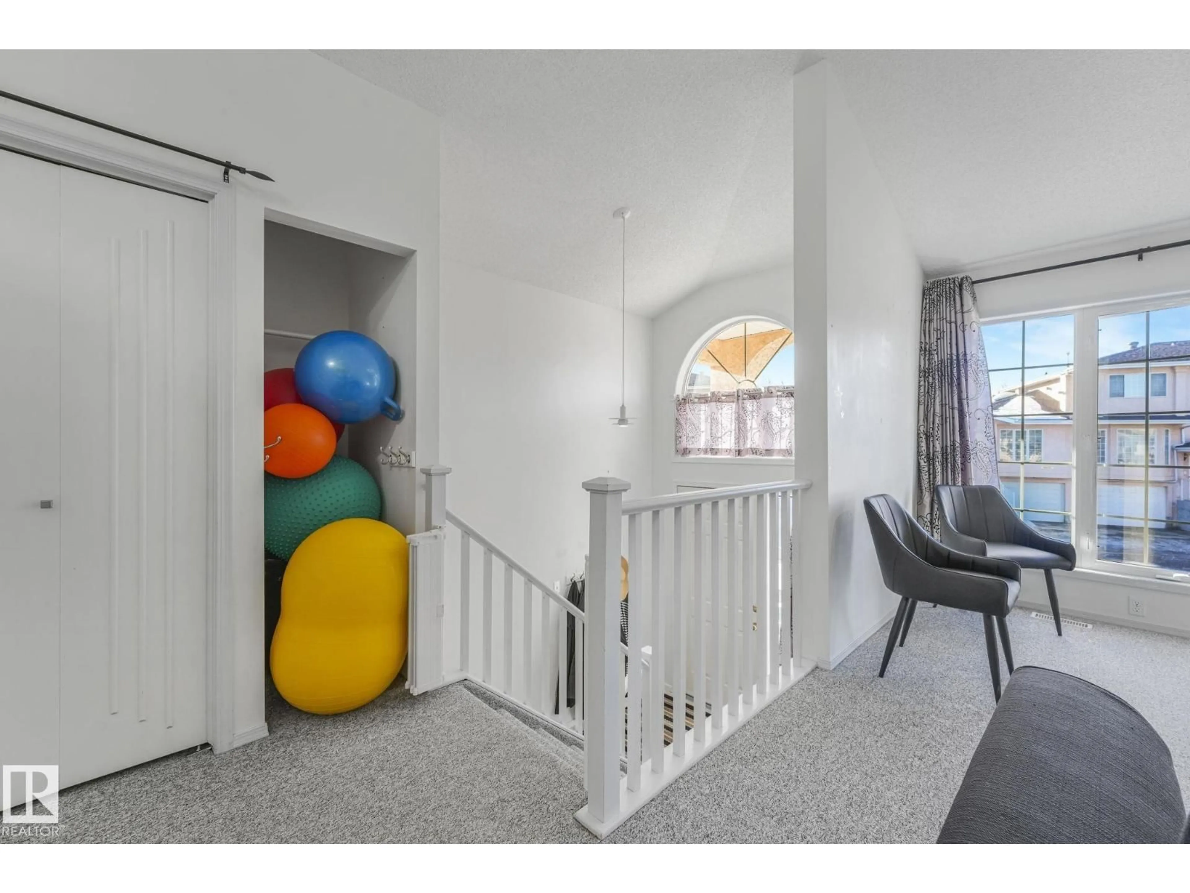 Indoor foyer for 11105 9 AV, Edmonton Alberta T6J6Z4