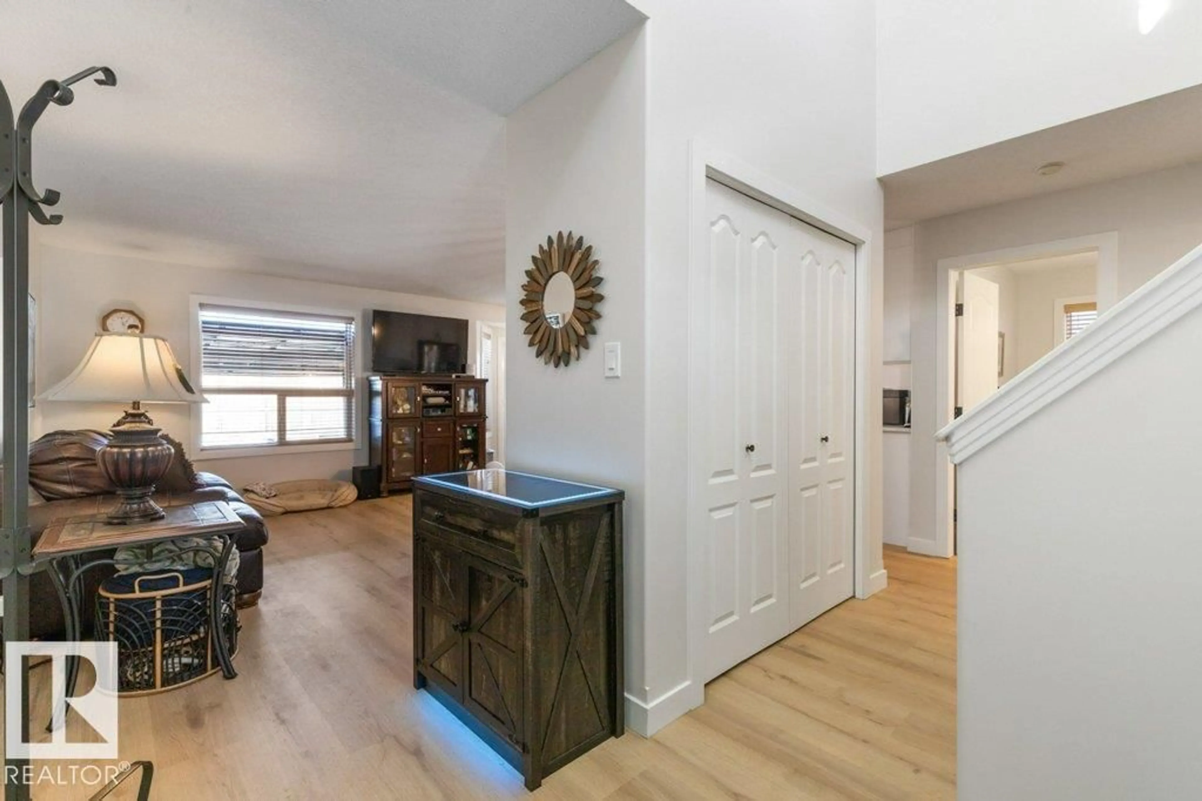 Indoor entryway for 538 90 ST, Edmonton Alberta T6X1C1