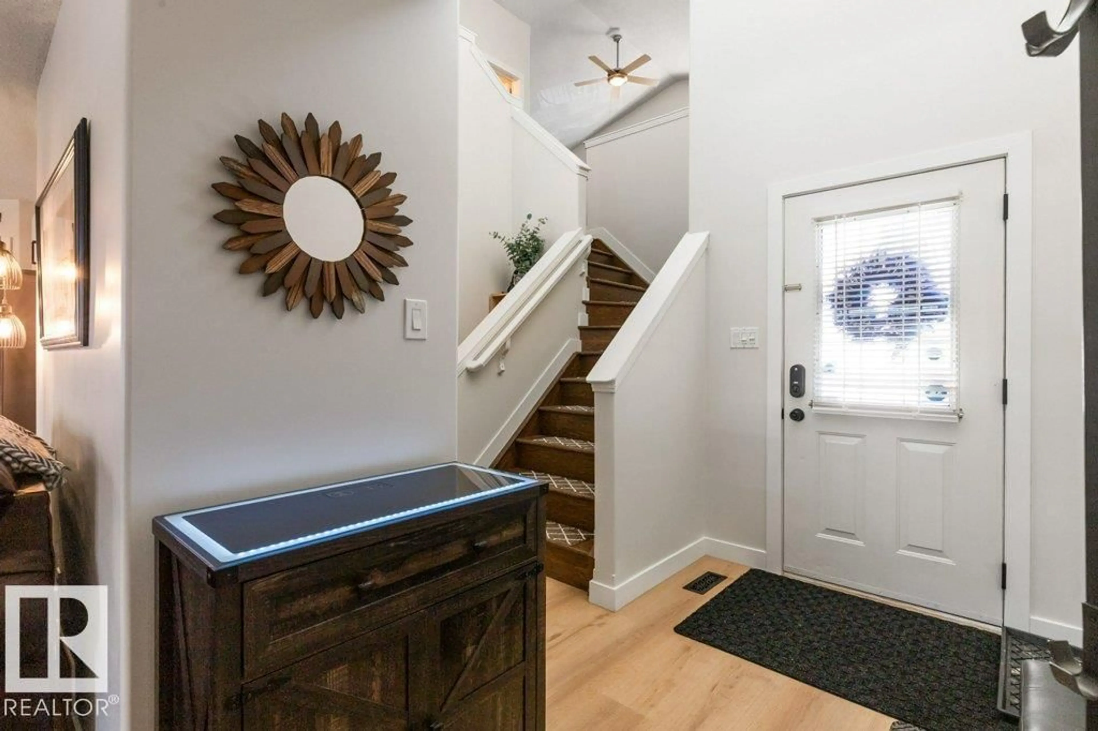 Indoor entryway for 538 90 ST, Edmonton Alberta T6X1C1