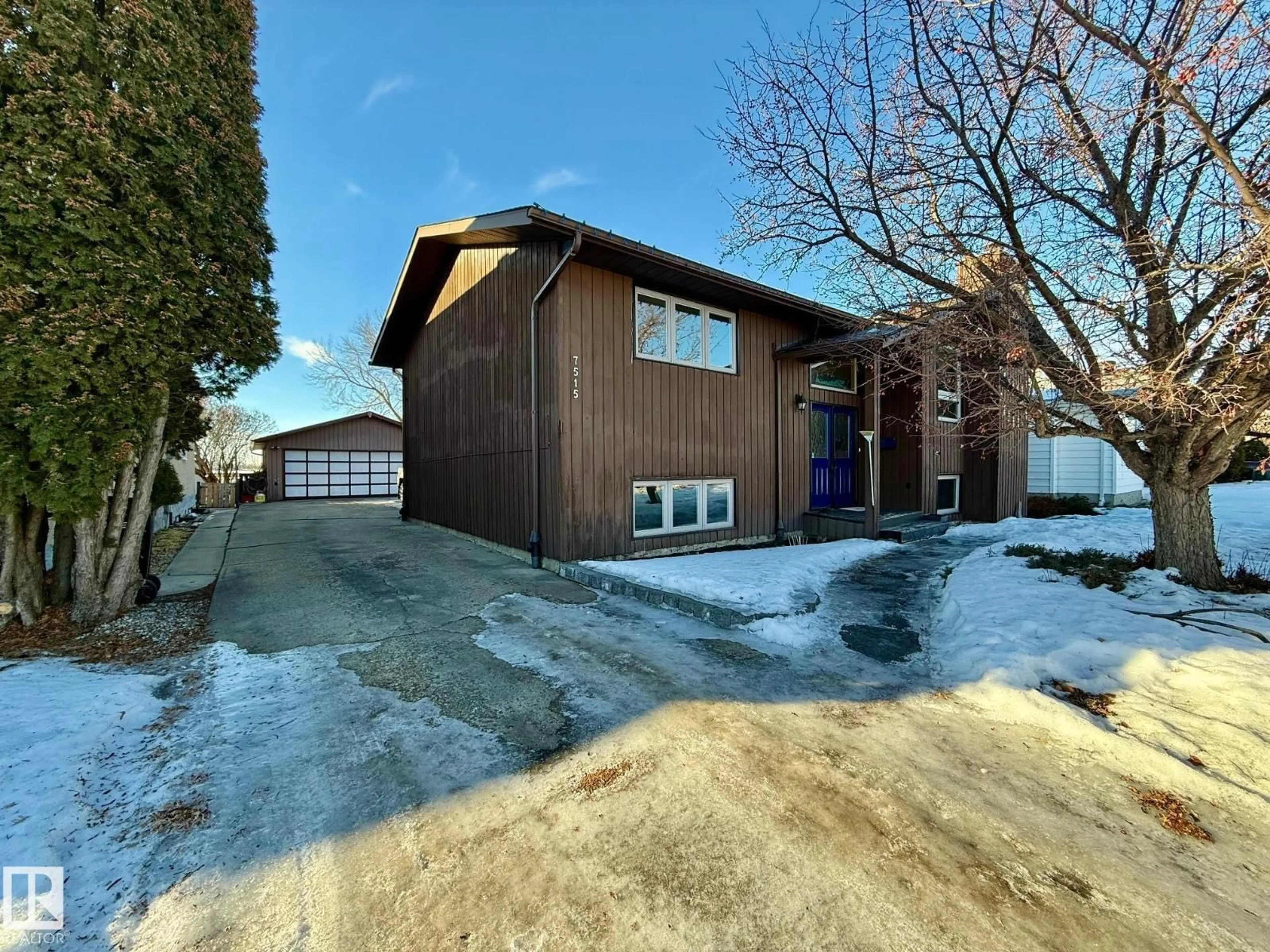 A pic from outside/outdoor area/front of a property/back of a property/a pic from drone, street for 7515 10 AV, Edmonton Alberta T6K2T8
