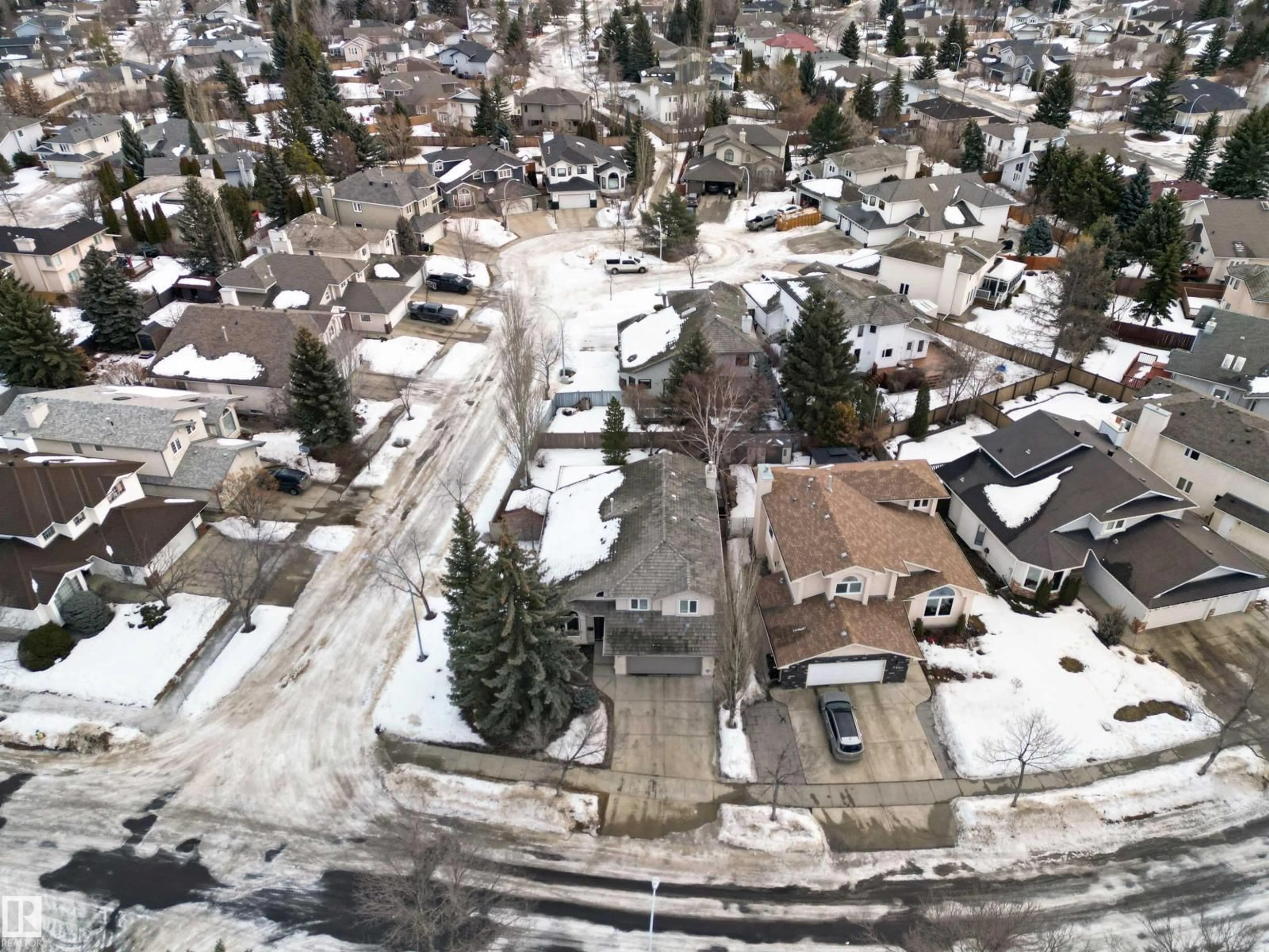 A pic from outside/outdoor area/front of a property/back of a property/a pic from drone, street for 519 BUCHANAN RD, Edmonton Alberta T6R2B5