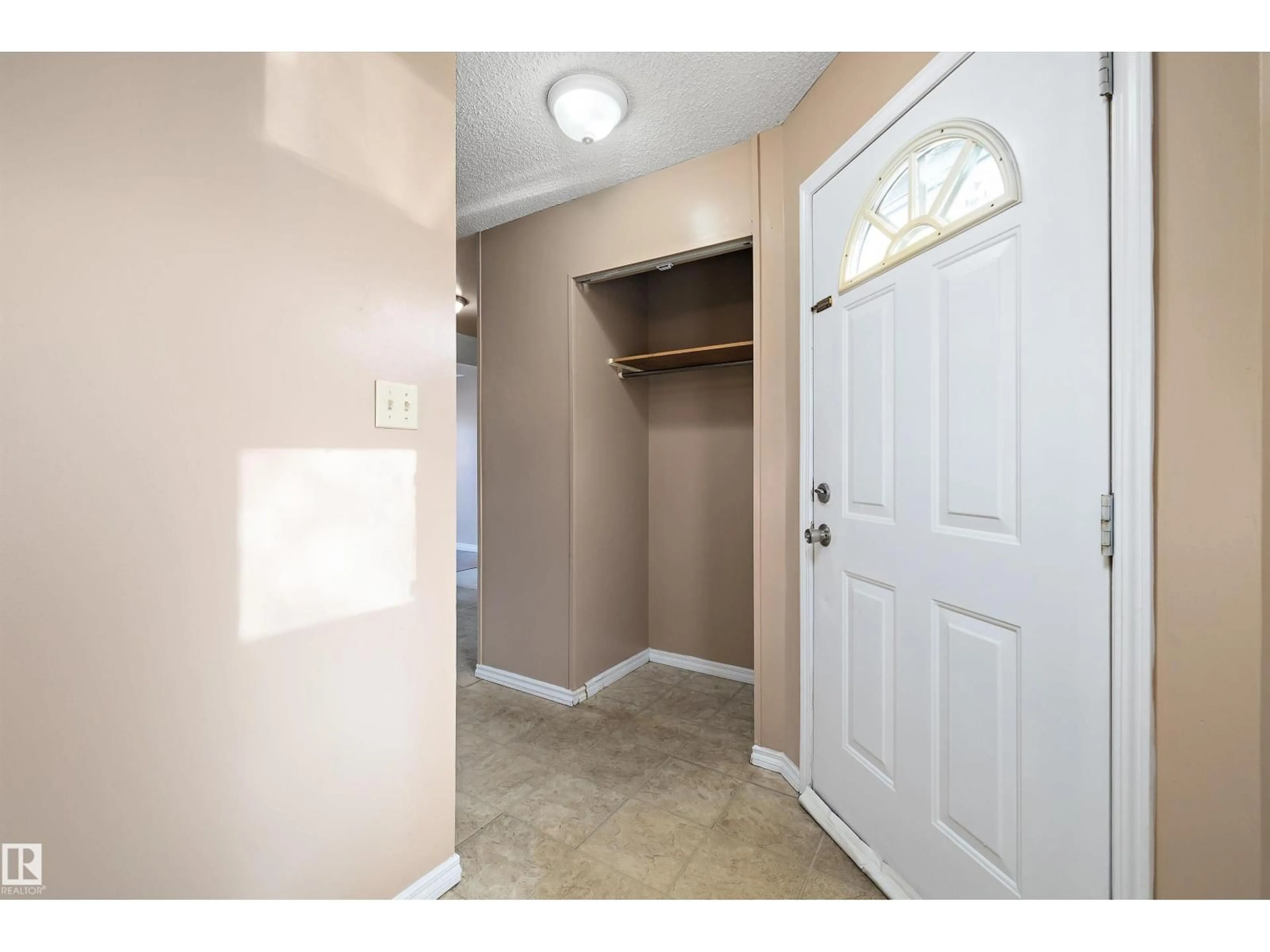 Indoor entryway for 17423 92 AV, Edmonton Alberta T5T3W6