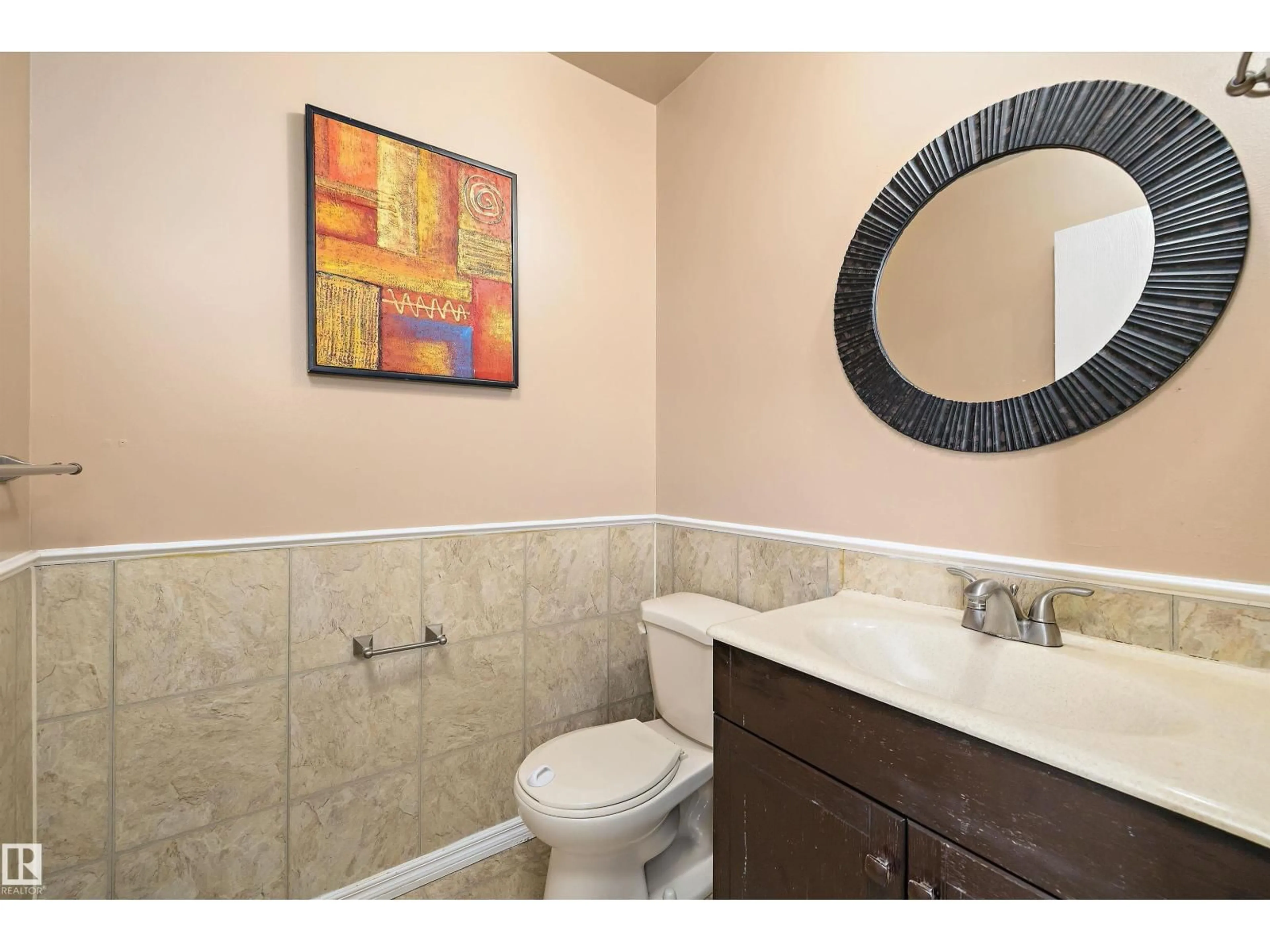 Standard bathroom, ceramic/tile floor for 17423 92 AV, Edmonton Alberta T5T3W6
