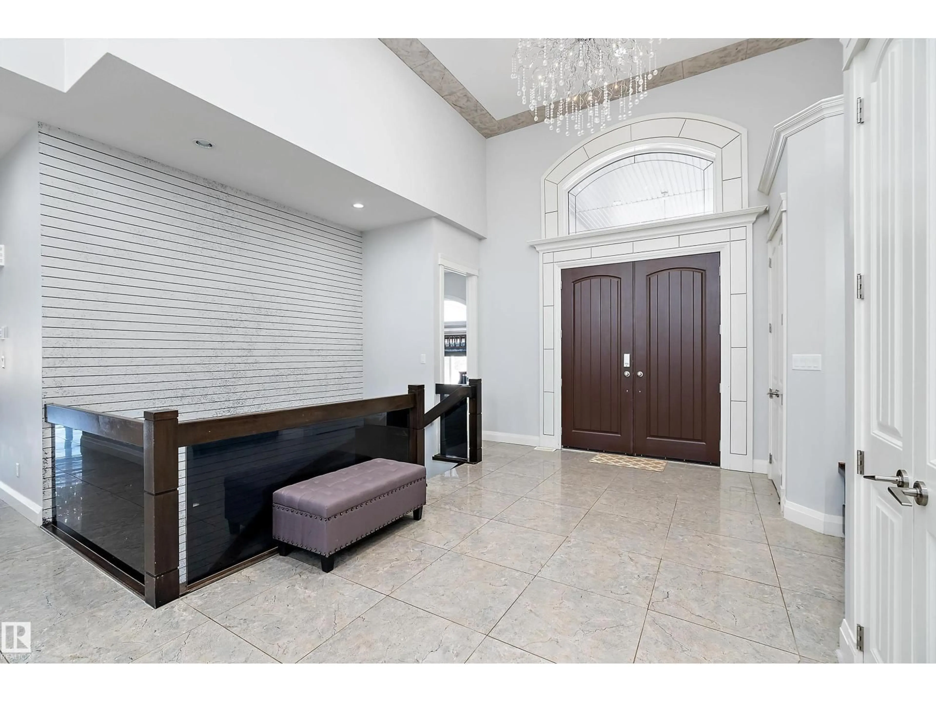 Indoor foyer for 100 23412 TOWNSHIP ROAD ROAD, Rural Leduc County Alberta T4X0L7