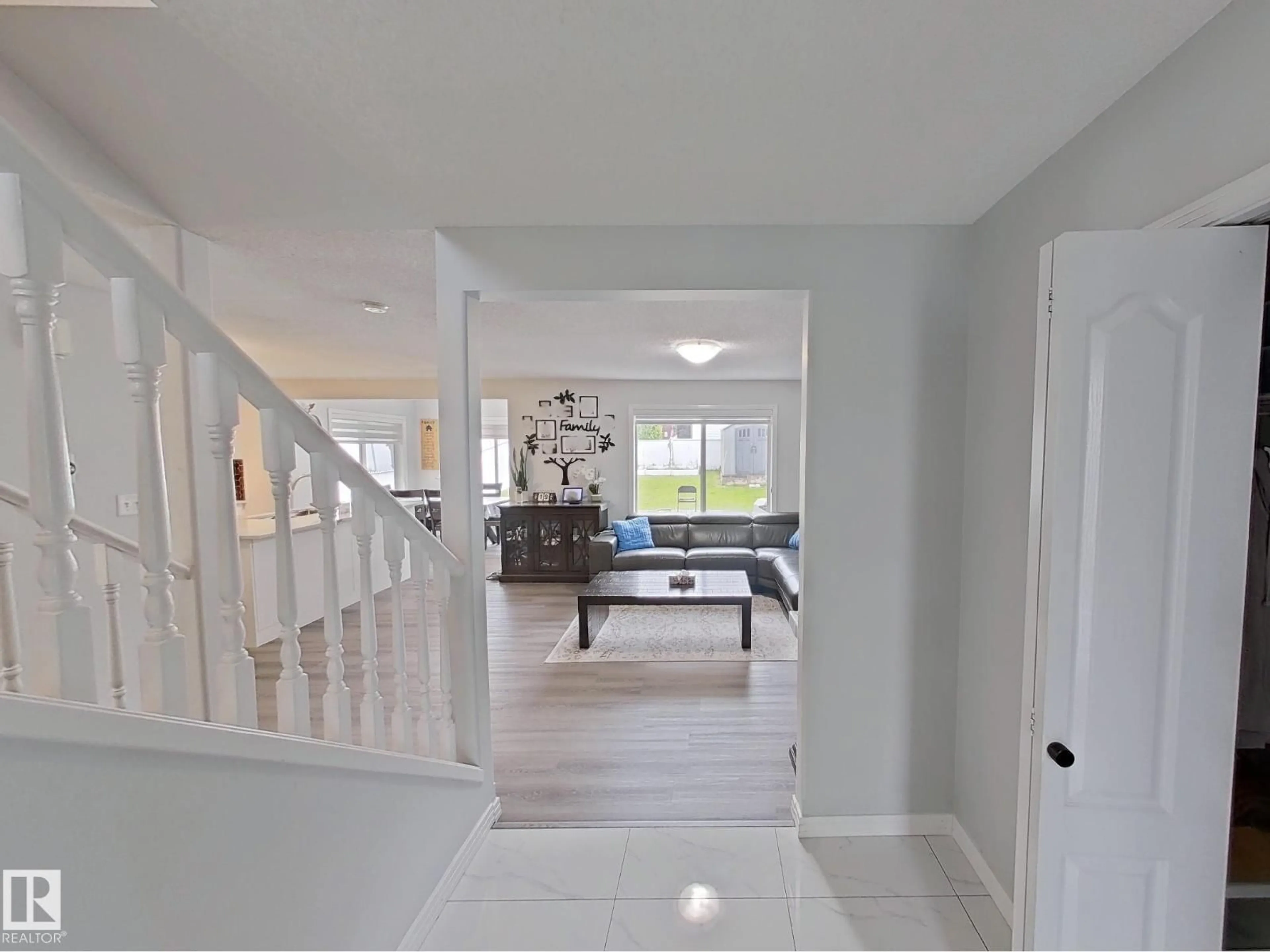 Indoor entryway for 315 WILD ROSE WY, Edmonton Alberta T6T1M7