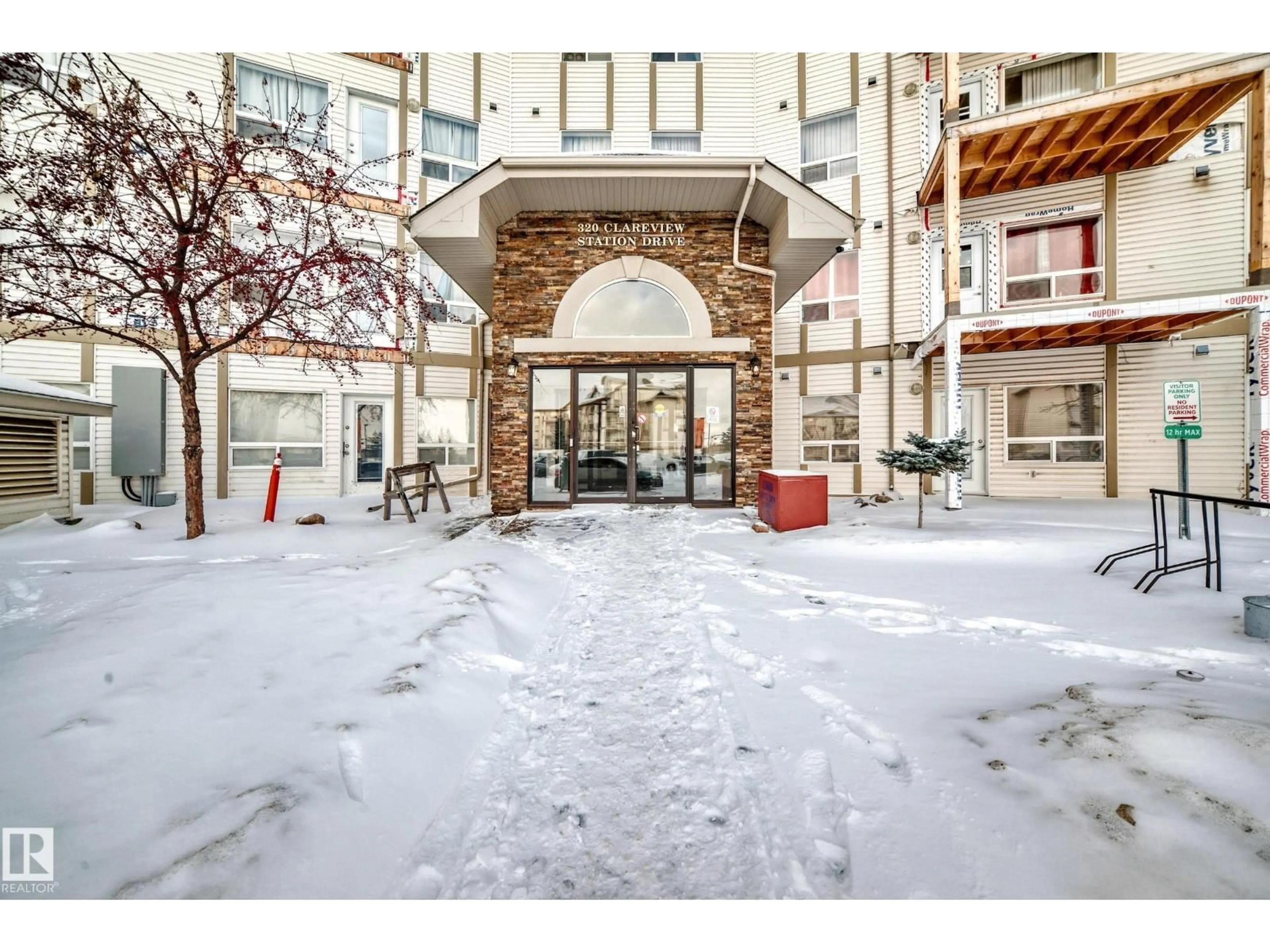 Indoor foyer for 2422 CLAREVIEW STATION DR, Edmonton Alberta T5Y0E5