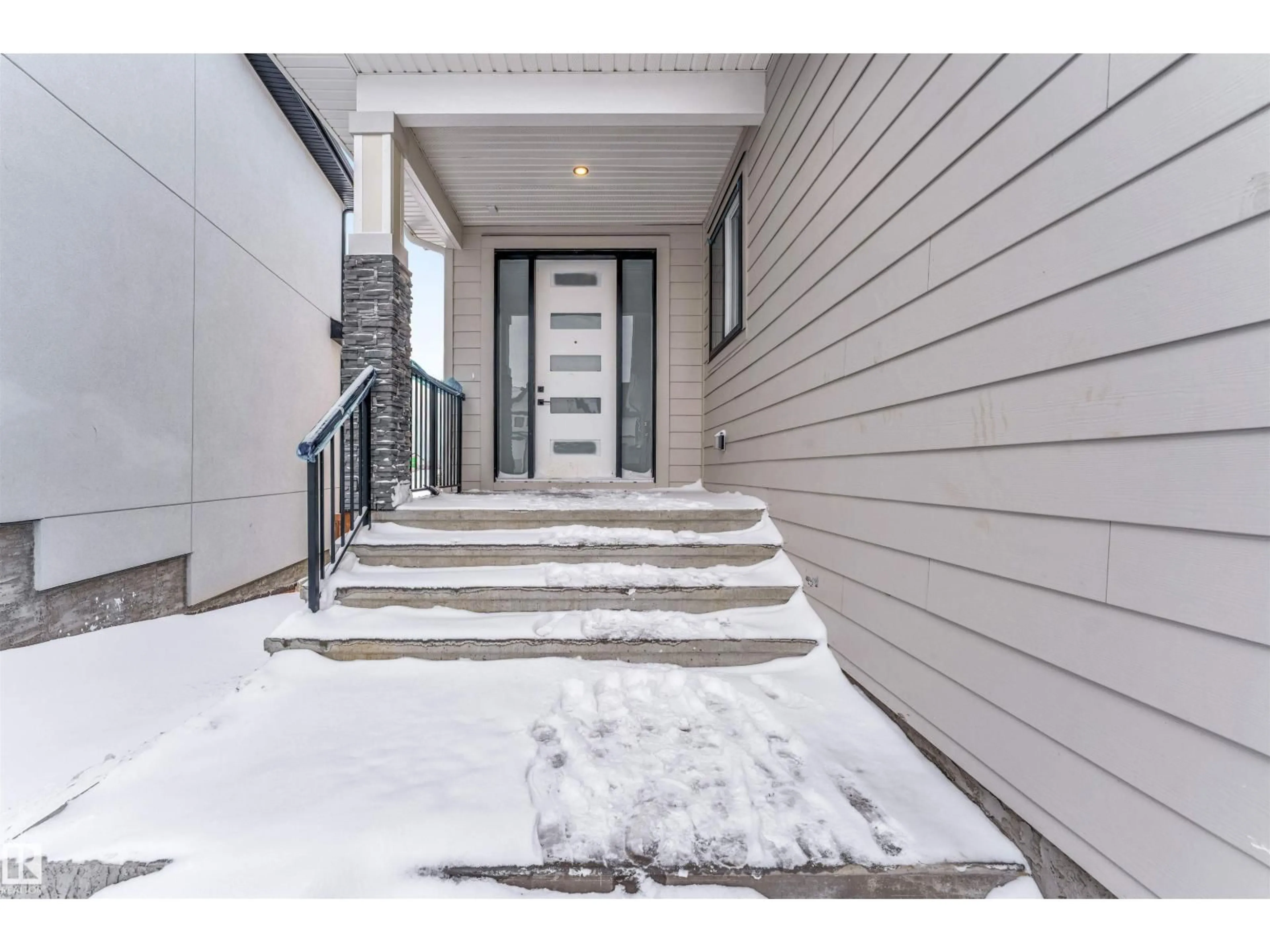 Indoor entryway for 152 EDGEWATER CI, Leduc Alberta T9E1K5