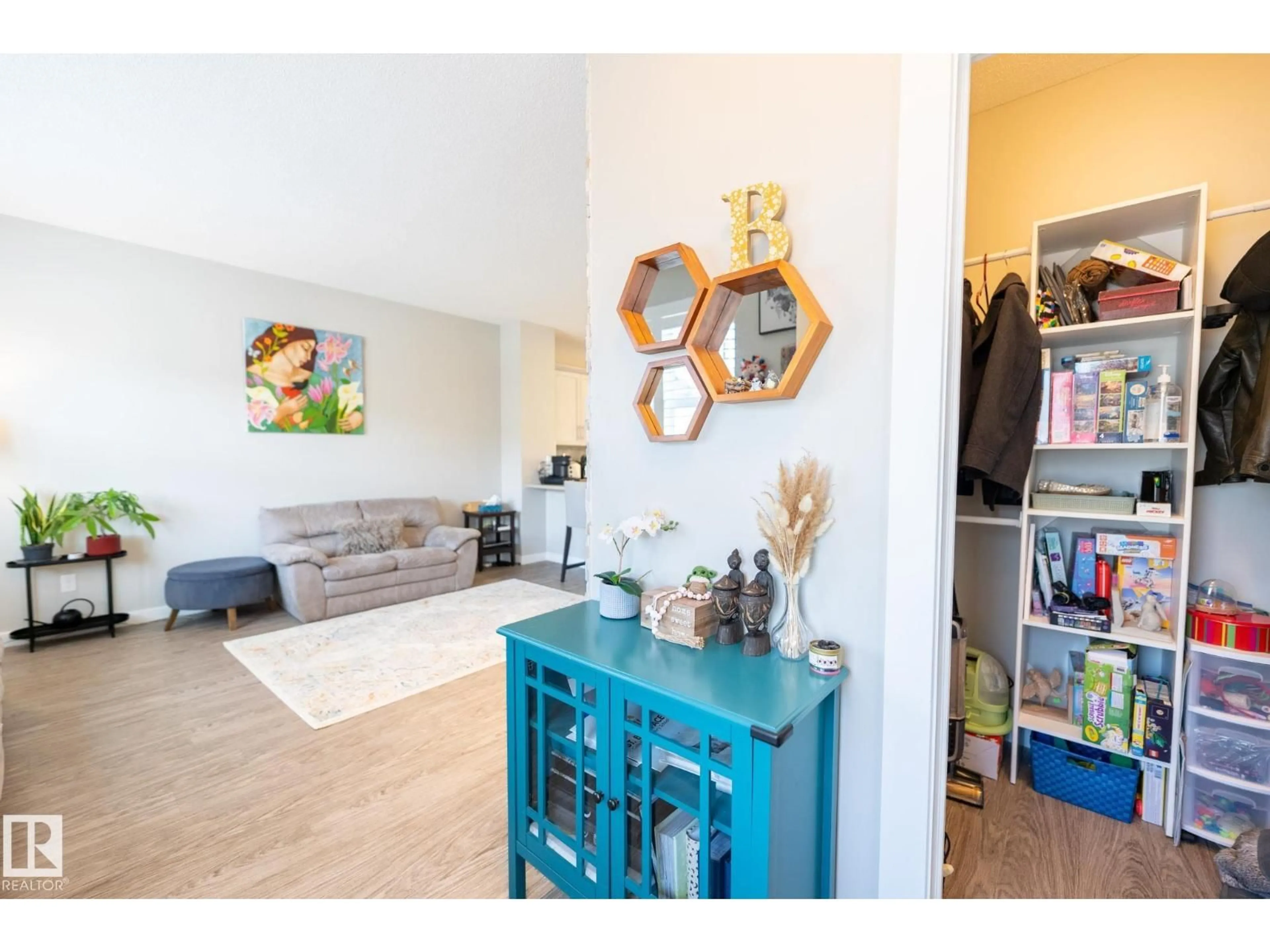 Living room with furniture, wood/laminate floor for SW - 3112 CARPENTER LANDING LD, Edmonton Alberta T6W2Y8