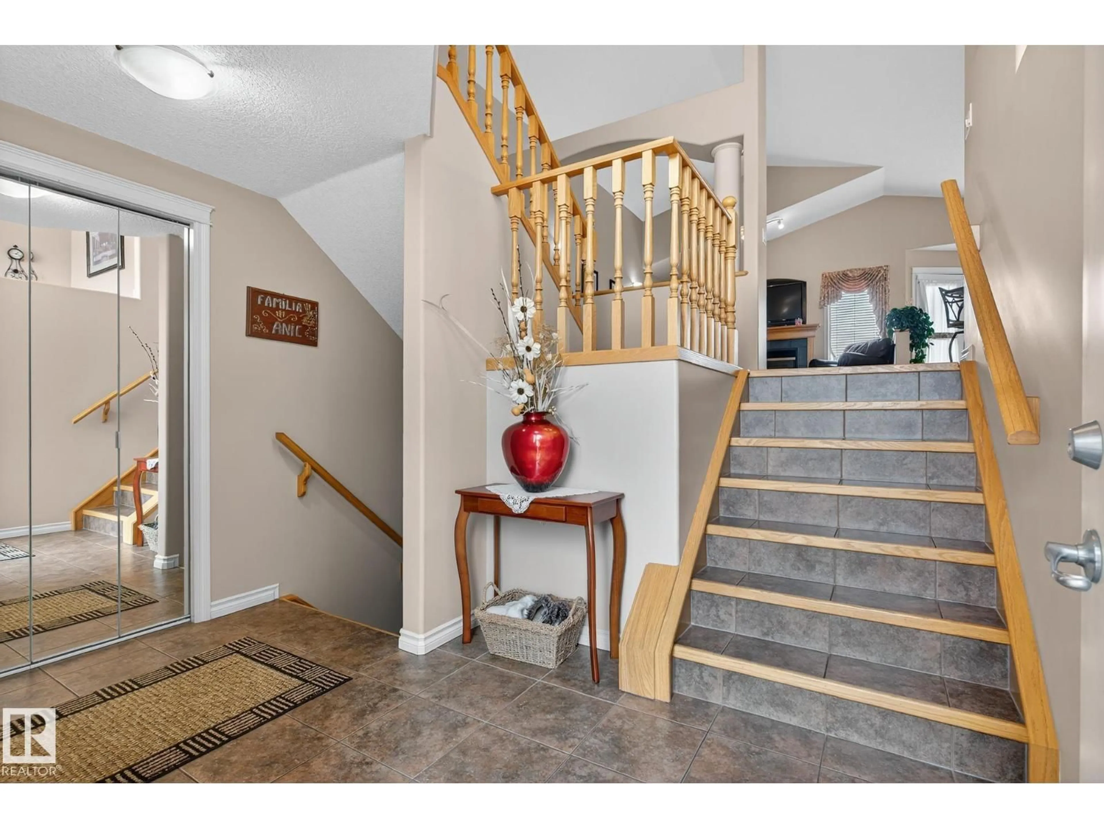 Indoor foyer for 7335 164 AV, Edmonton Alberta T5Z3Y3
