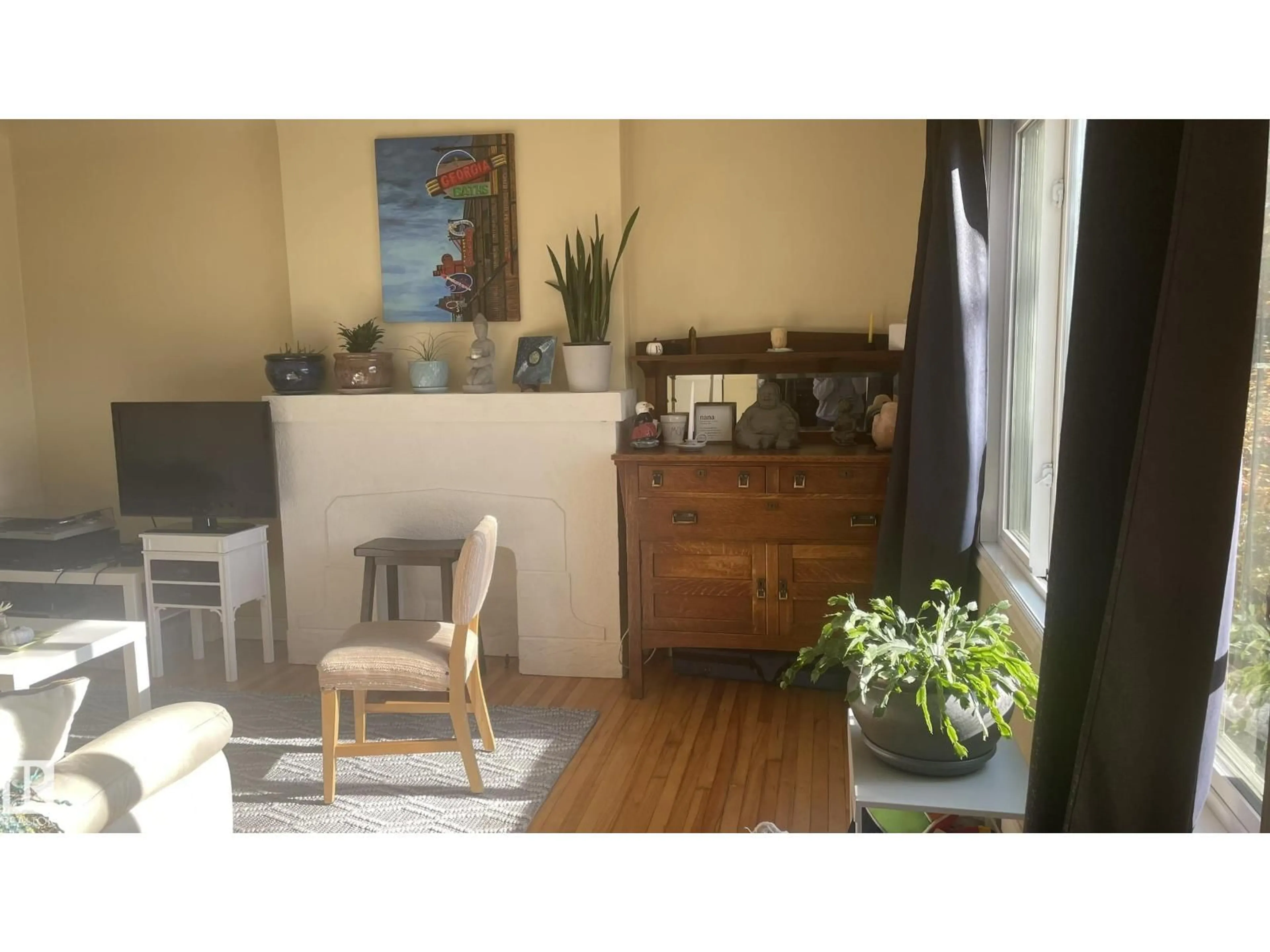 A pic of a room for 10964 74 AV, Edmonton Alberta T6G0E6
