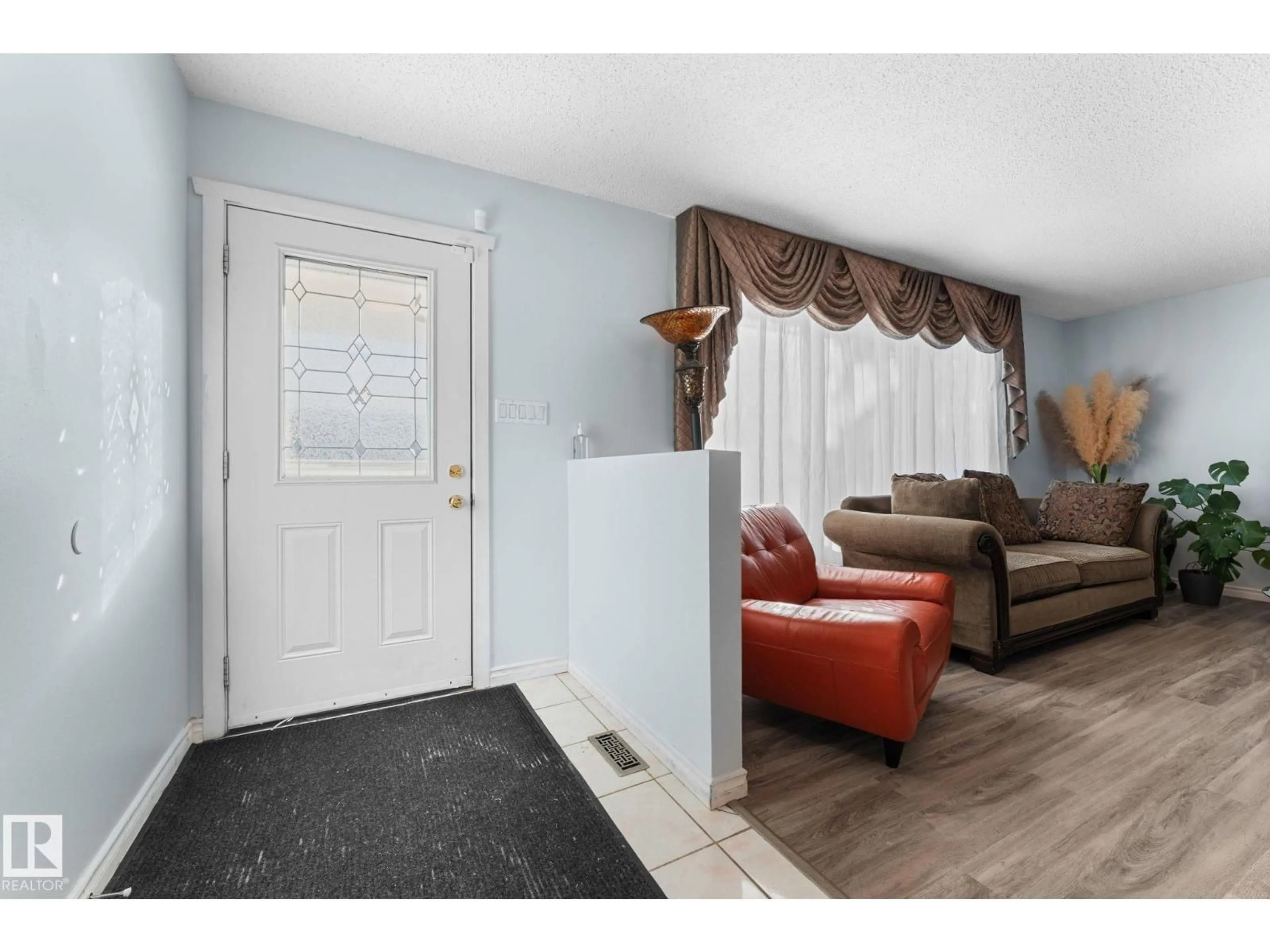 Indoor entryway for 3812 26 AV, Edmonton Alberta T6L4G5