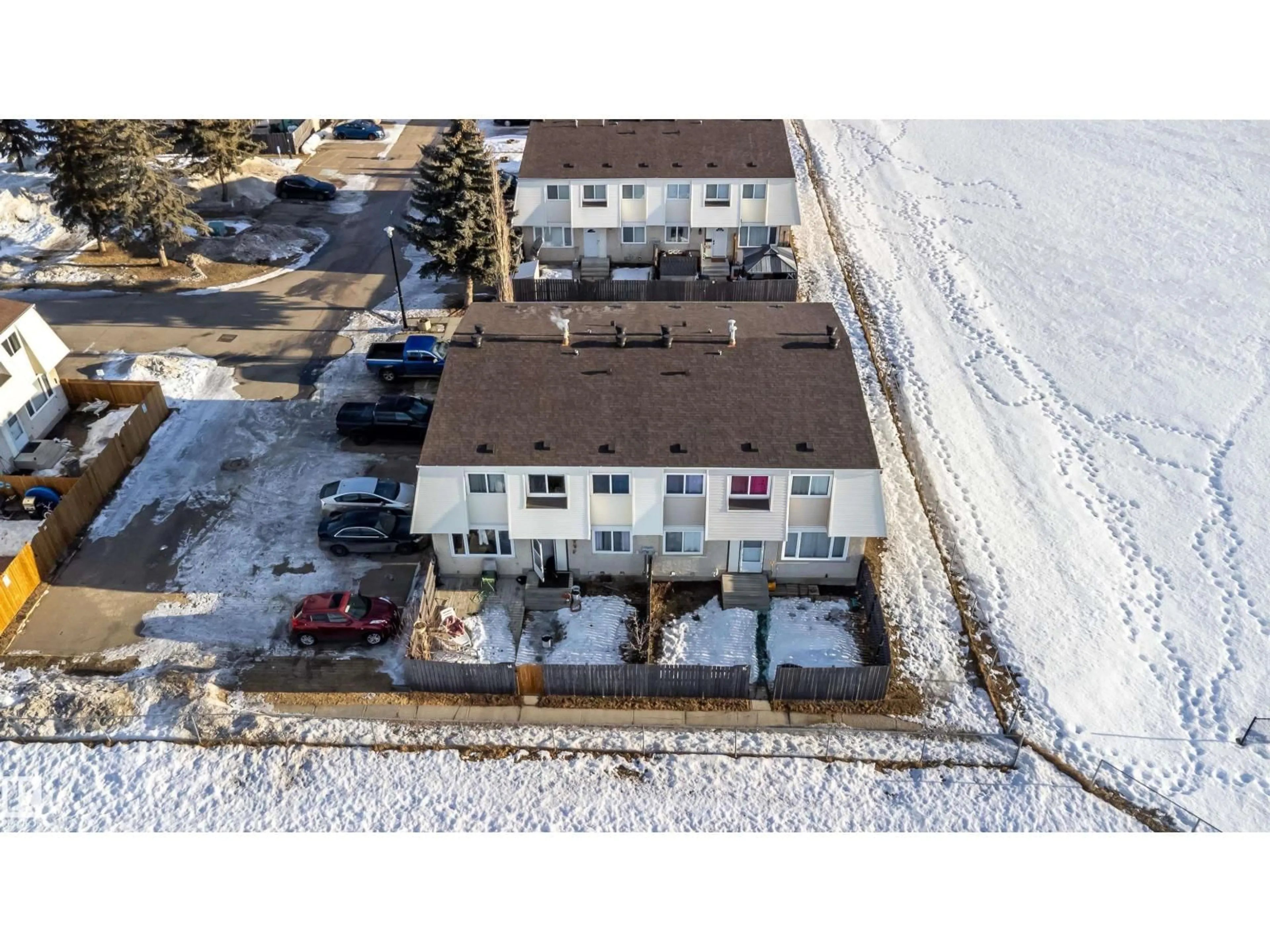 A pic from outside/outdoor area/front of a property/back of a property/a pic from drone, building for 15 - 650 GRANDIN DR, Morinville Alberta T8R1K4