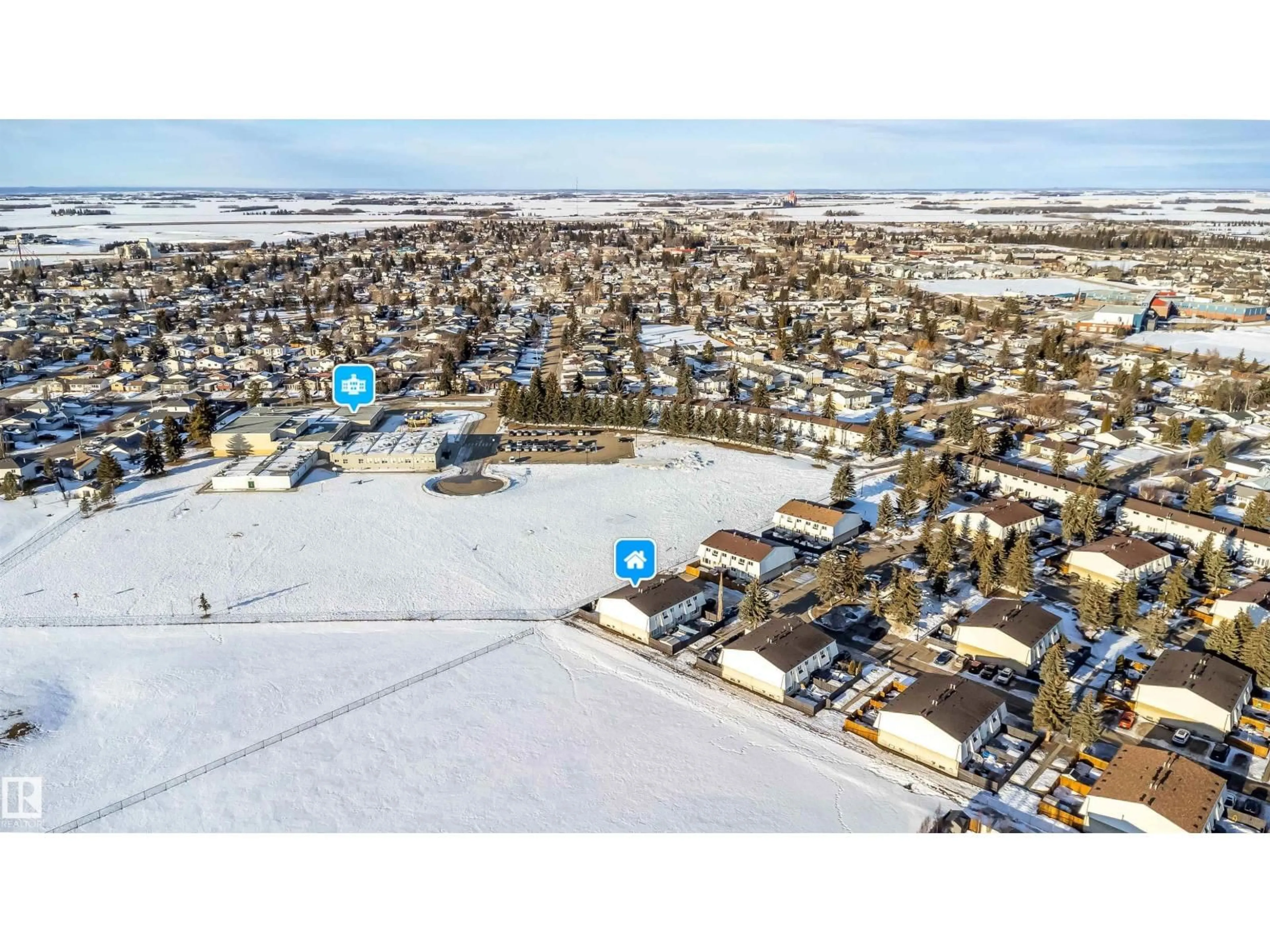 A pic from outside/outdoor area/front of a property/back of a property/a pic from drone, street for 15 - 650 GRANDIN DR, Morinville Alberta T8R1K4
