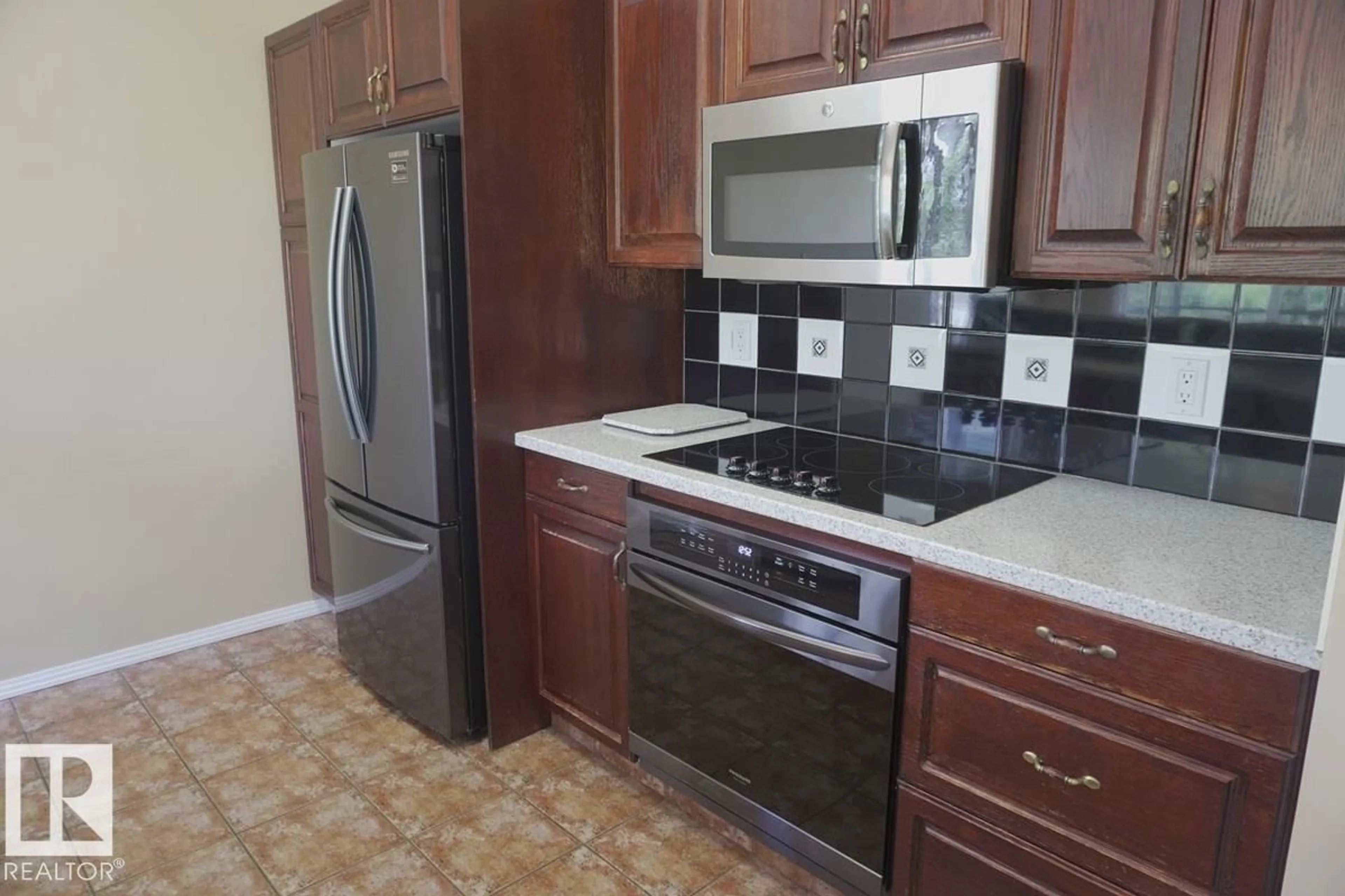 Standard kitchen, ceramic/tile floor for 434 10023 110 ST NW, Edmonton Alberta T5K1J5