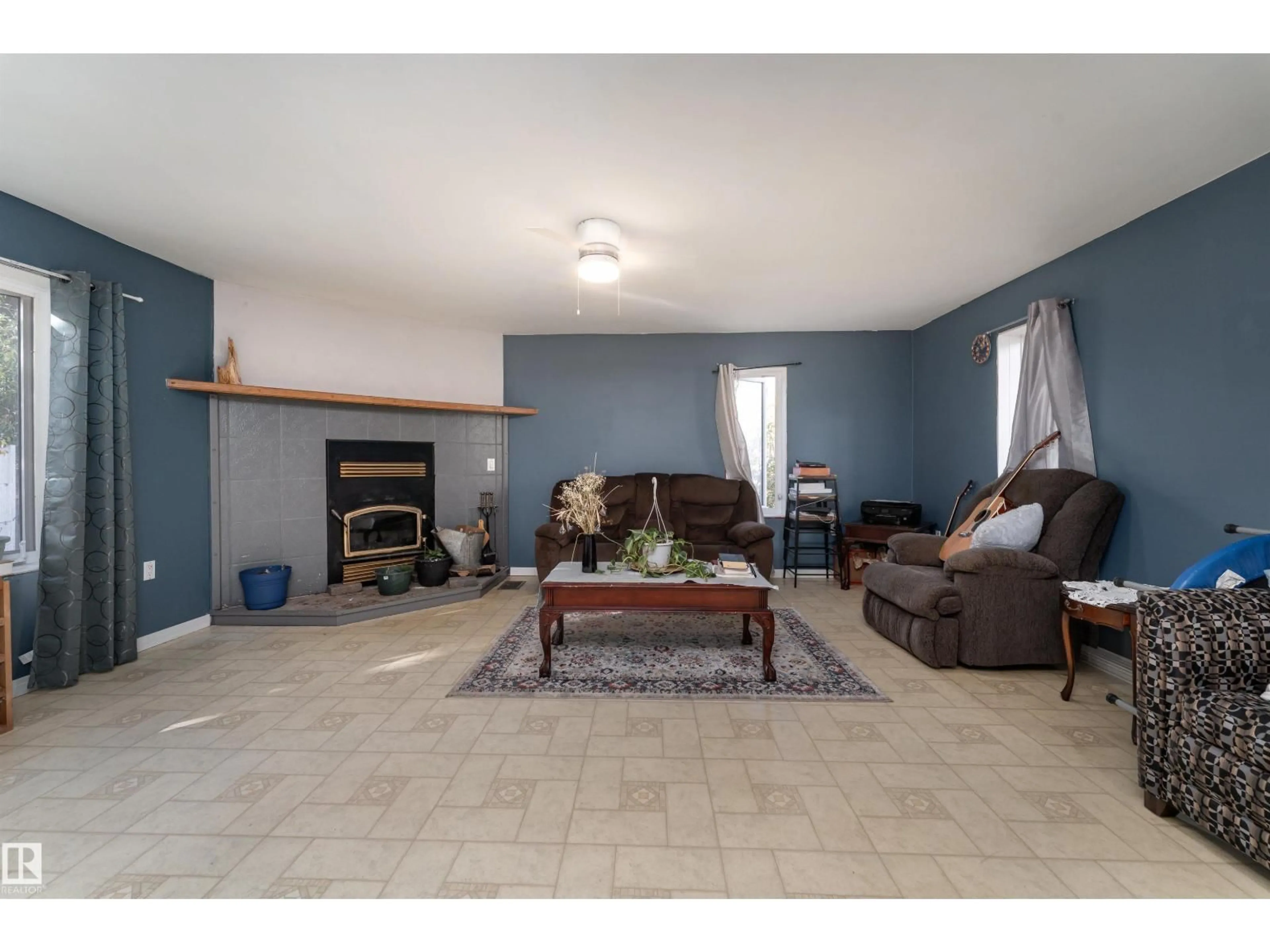 Living room with furniture, unknown for 273064 HWY 13, Rural Wetaskiwin County Alberta T9A1W8