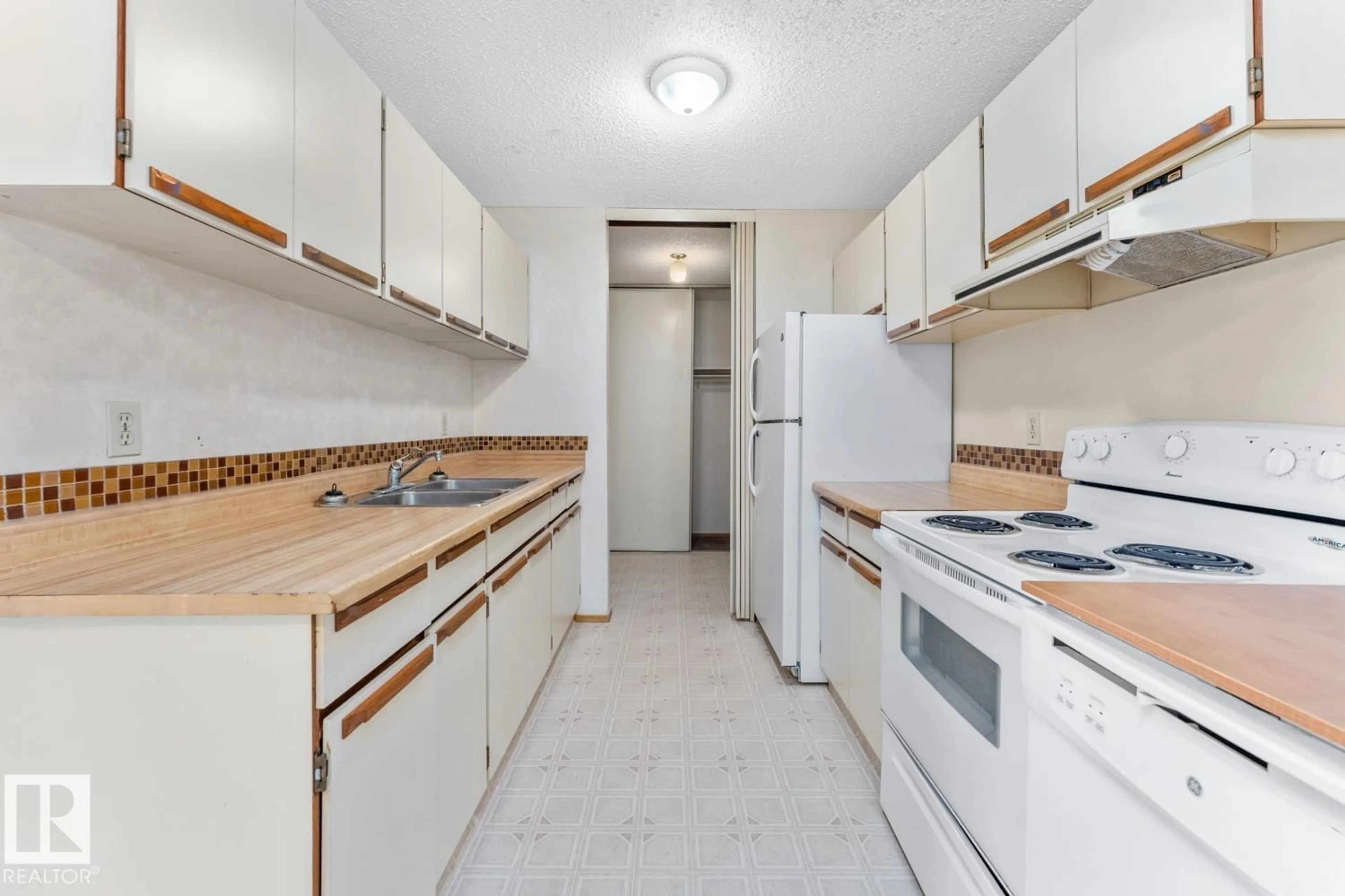 Standard kitchen, unknown for 104 - 102 10 ST, Cold Lake Alberta T9M1A6