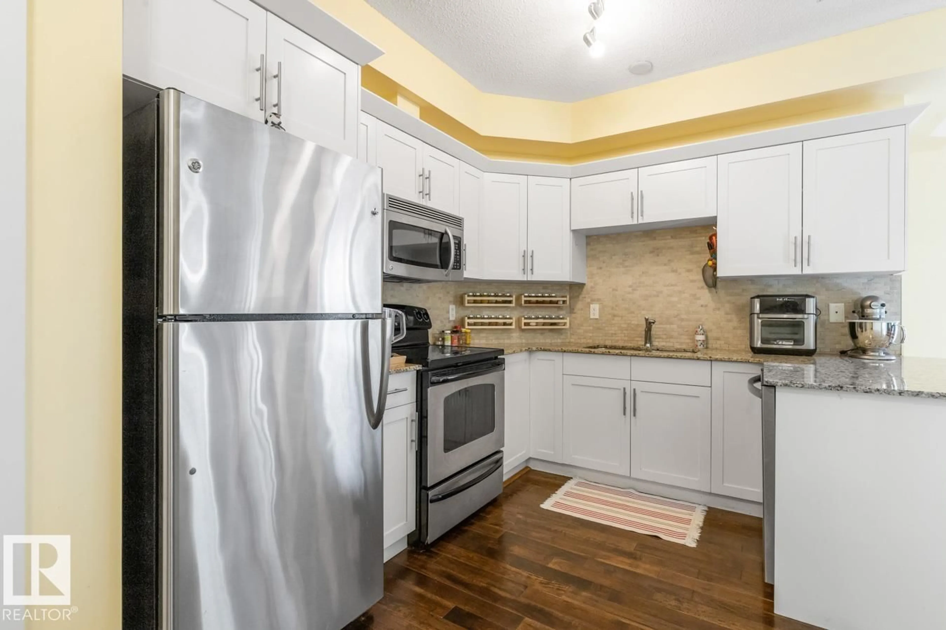 Standard kitchen, unknown for 202 - 10524 77 AV, Edmonton Alberta T6E1N1