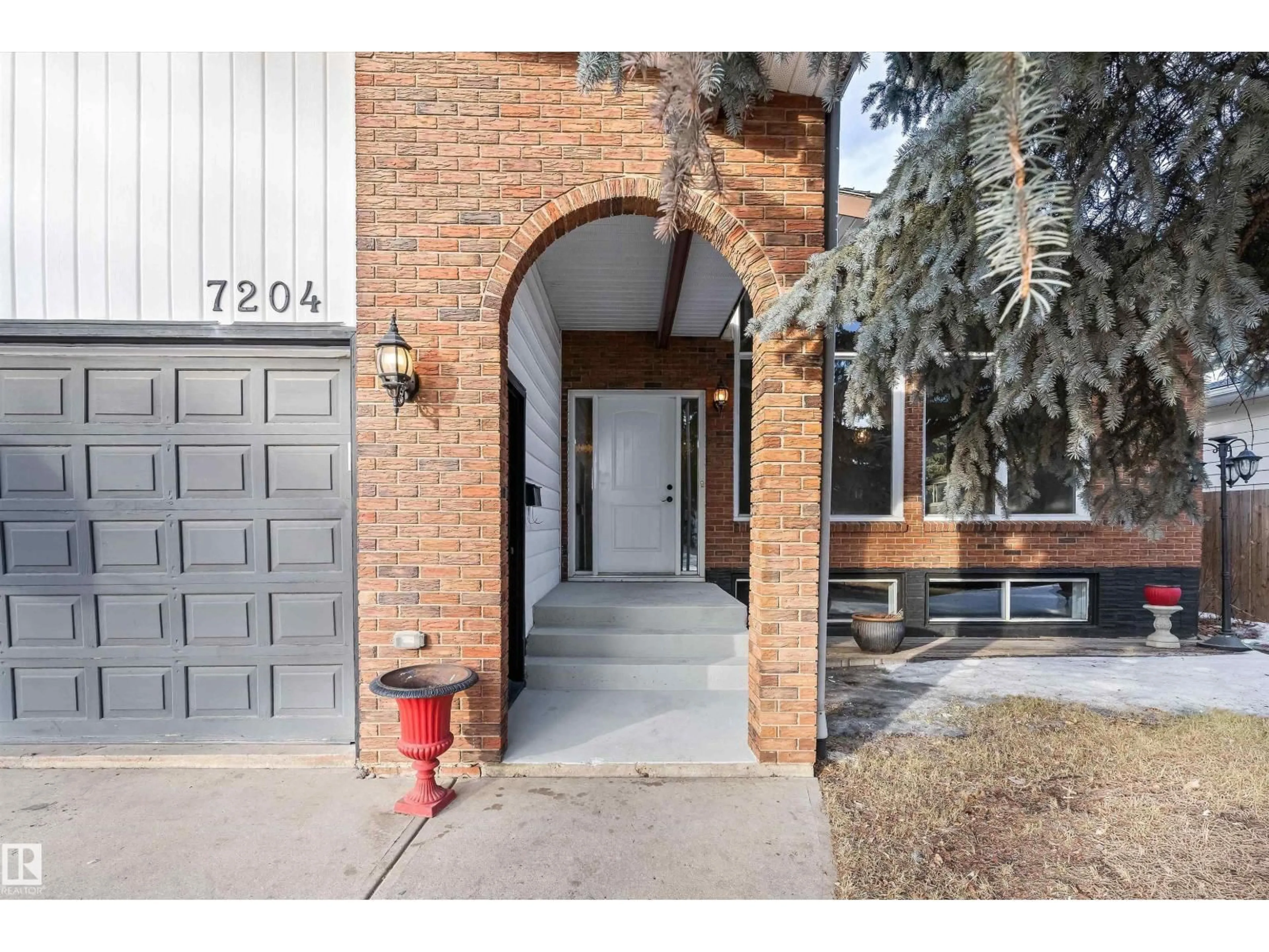 Indoor entryway for NW - 7204 10 AV, Edmonton Alberta T6K2T7