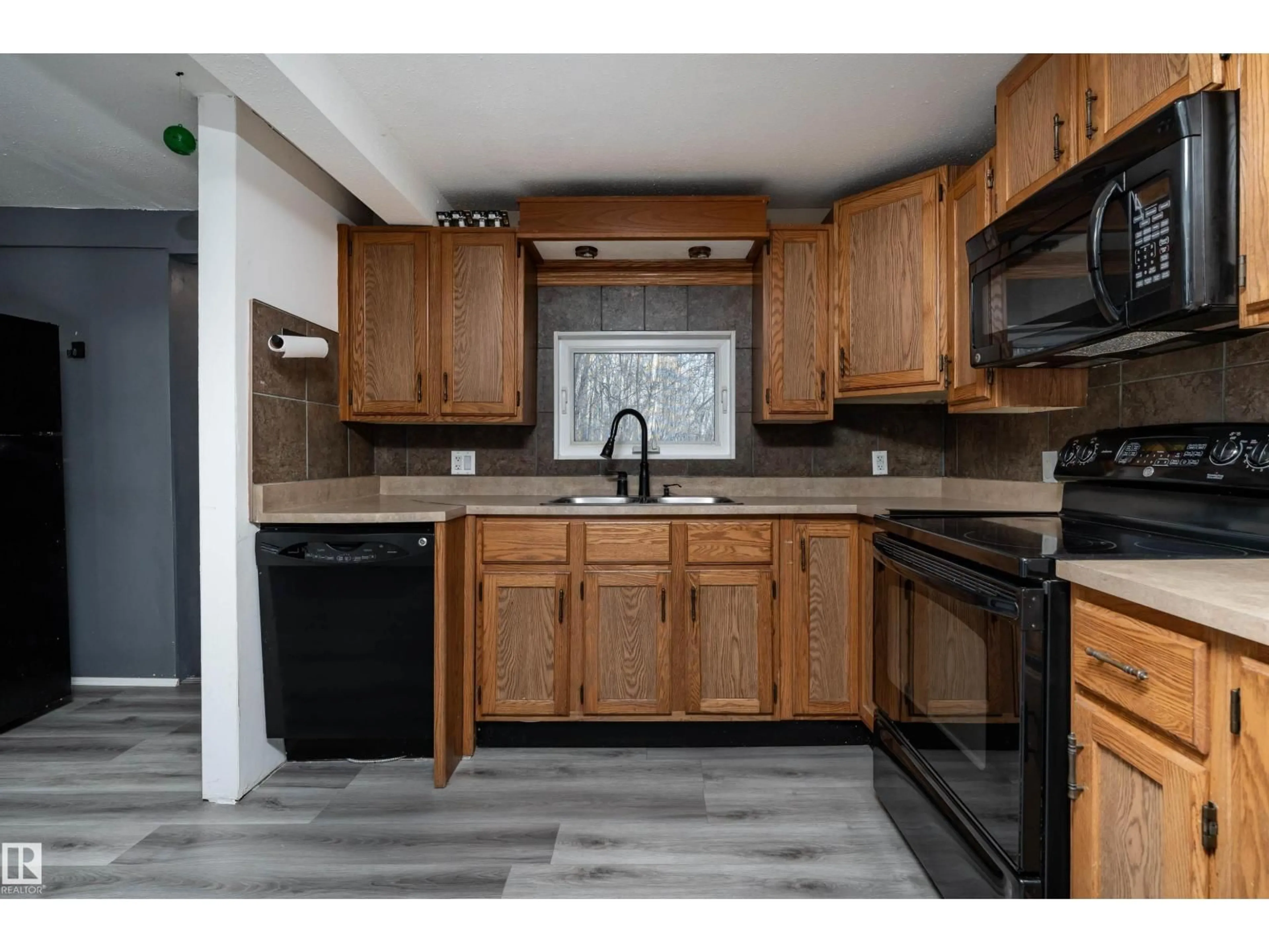 Standard kitchen, unknown for 54222 - 27 RGE ROAD 25, Rural Lac Ste. Anne County Alberta T0E0A1