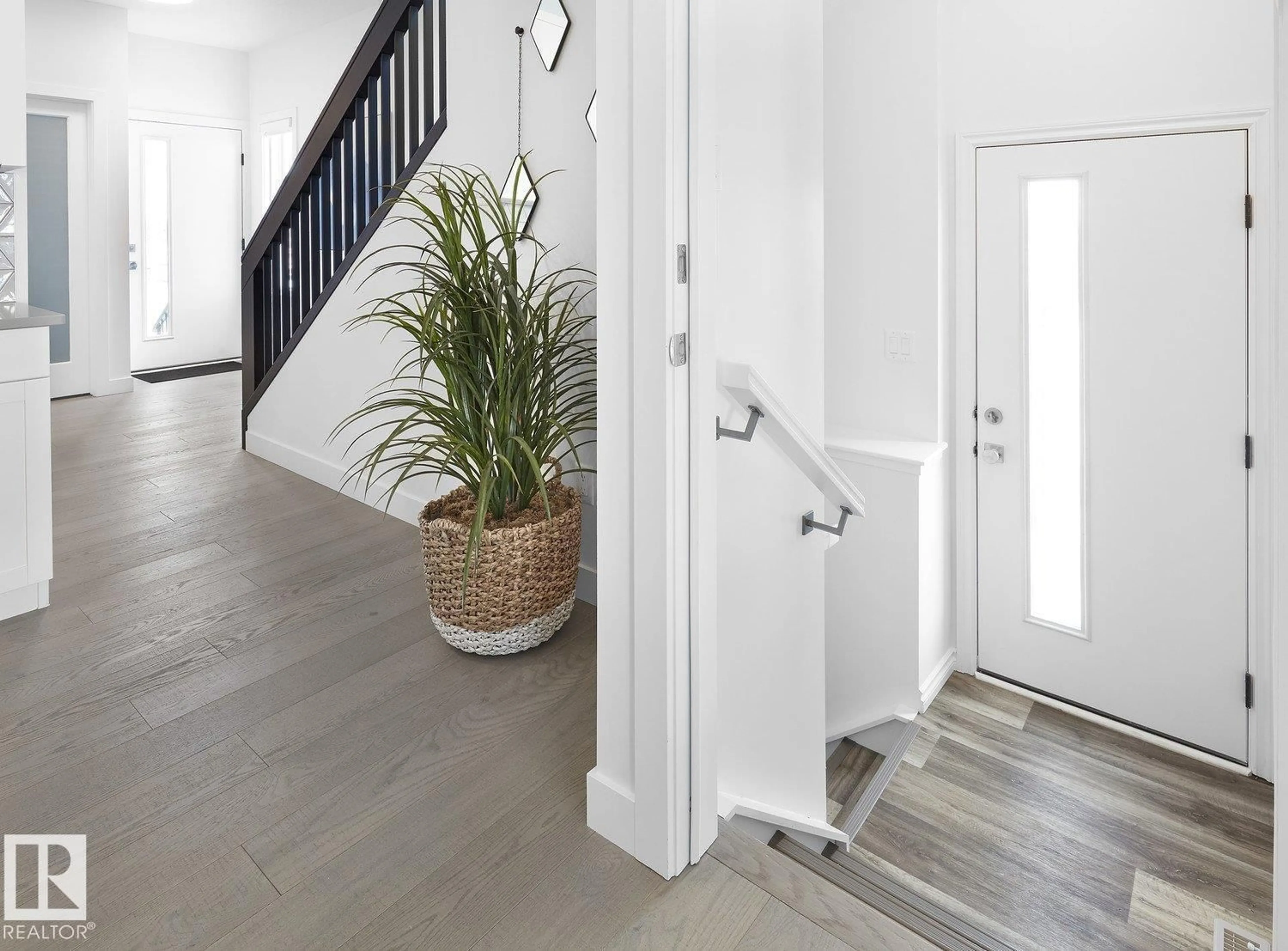 Indoor entryway for NW - 22003 93 AV, Edmonton Alberta T5T7N9