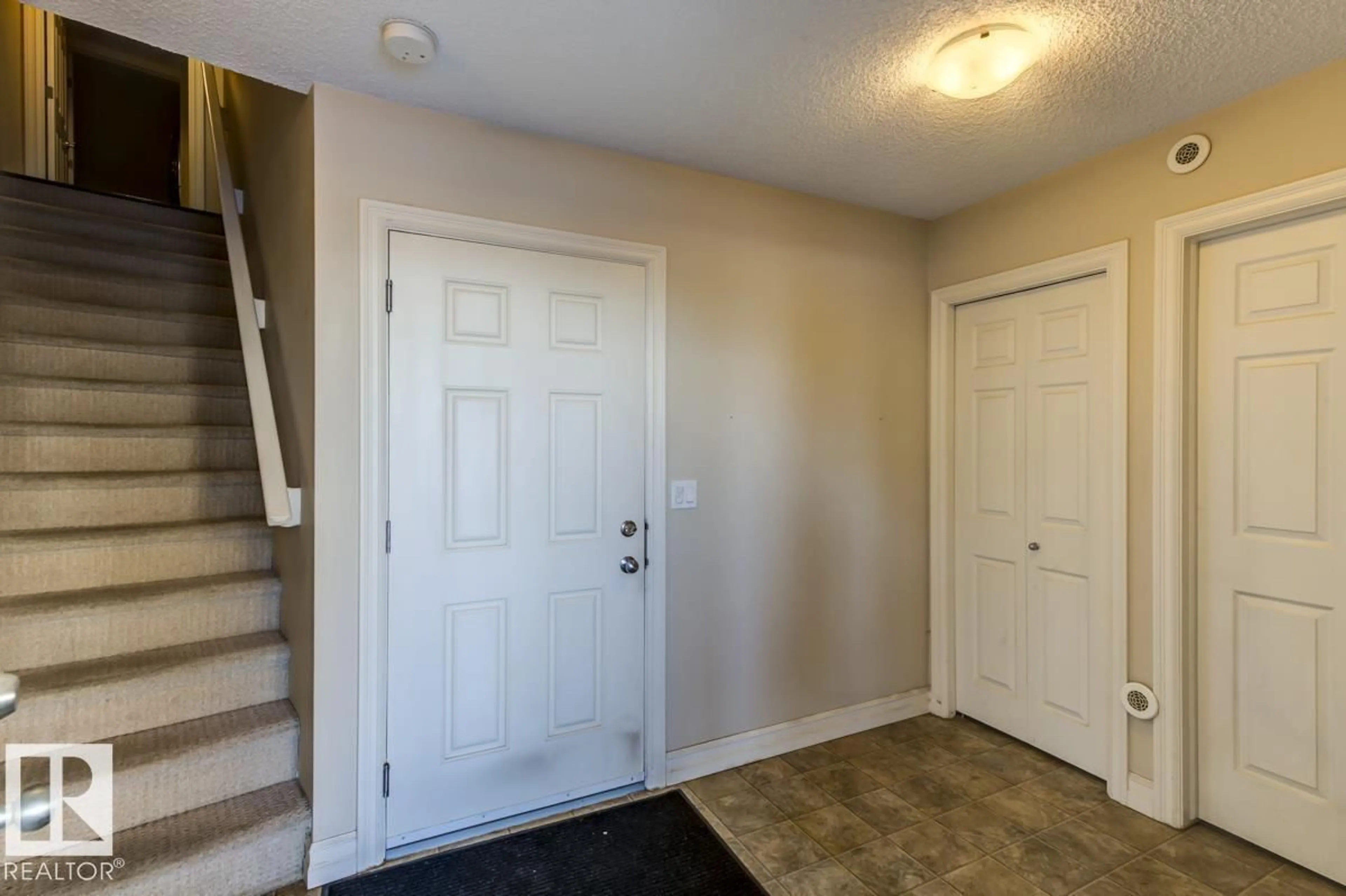 Indoor entryway for 2336 - 103 ASPEN TR, Sherwood Park Alberta T8H0J1