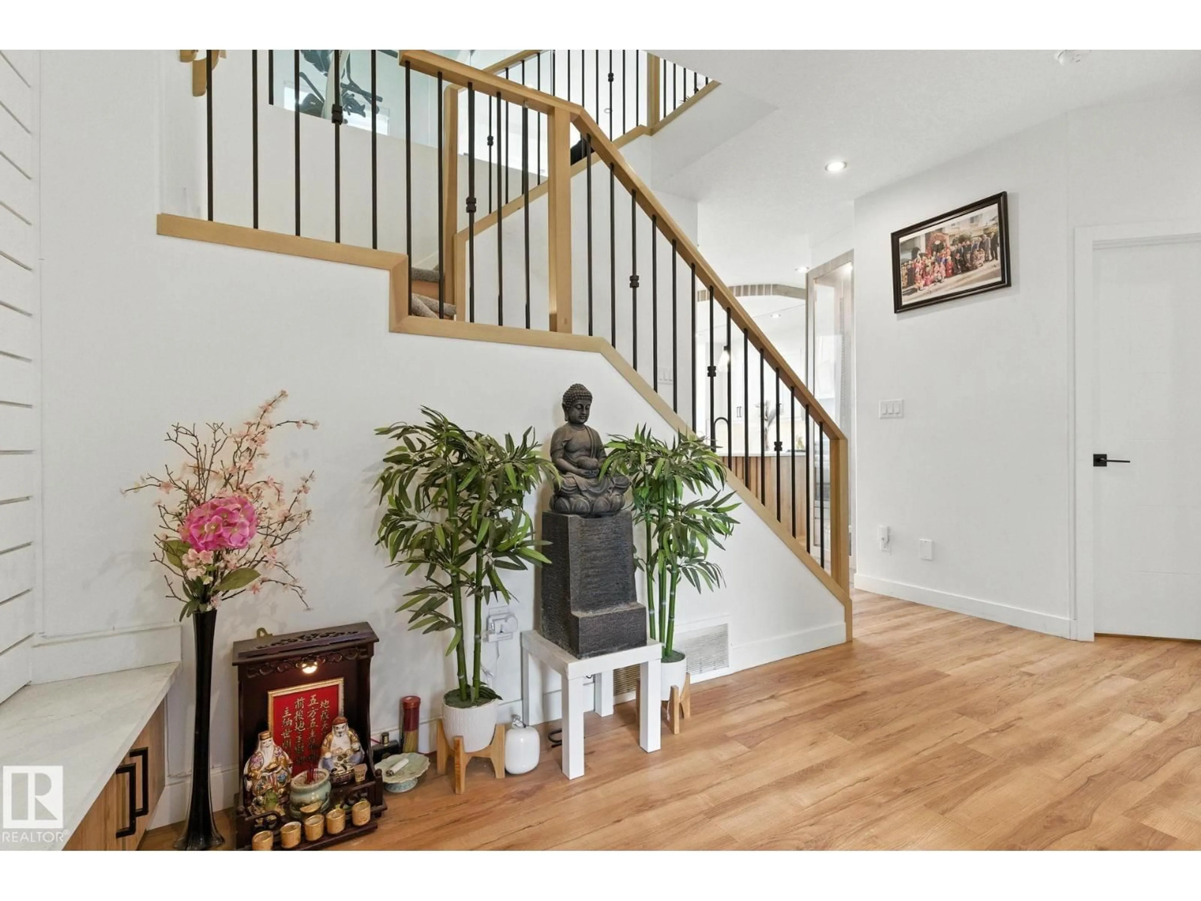 Indoor entryway for 1048 GOLDFINCH WY, Edmonton Alberta T5S0R2