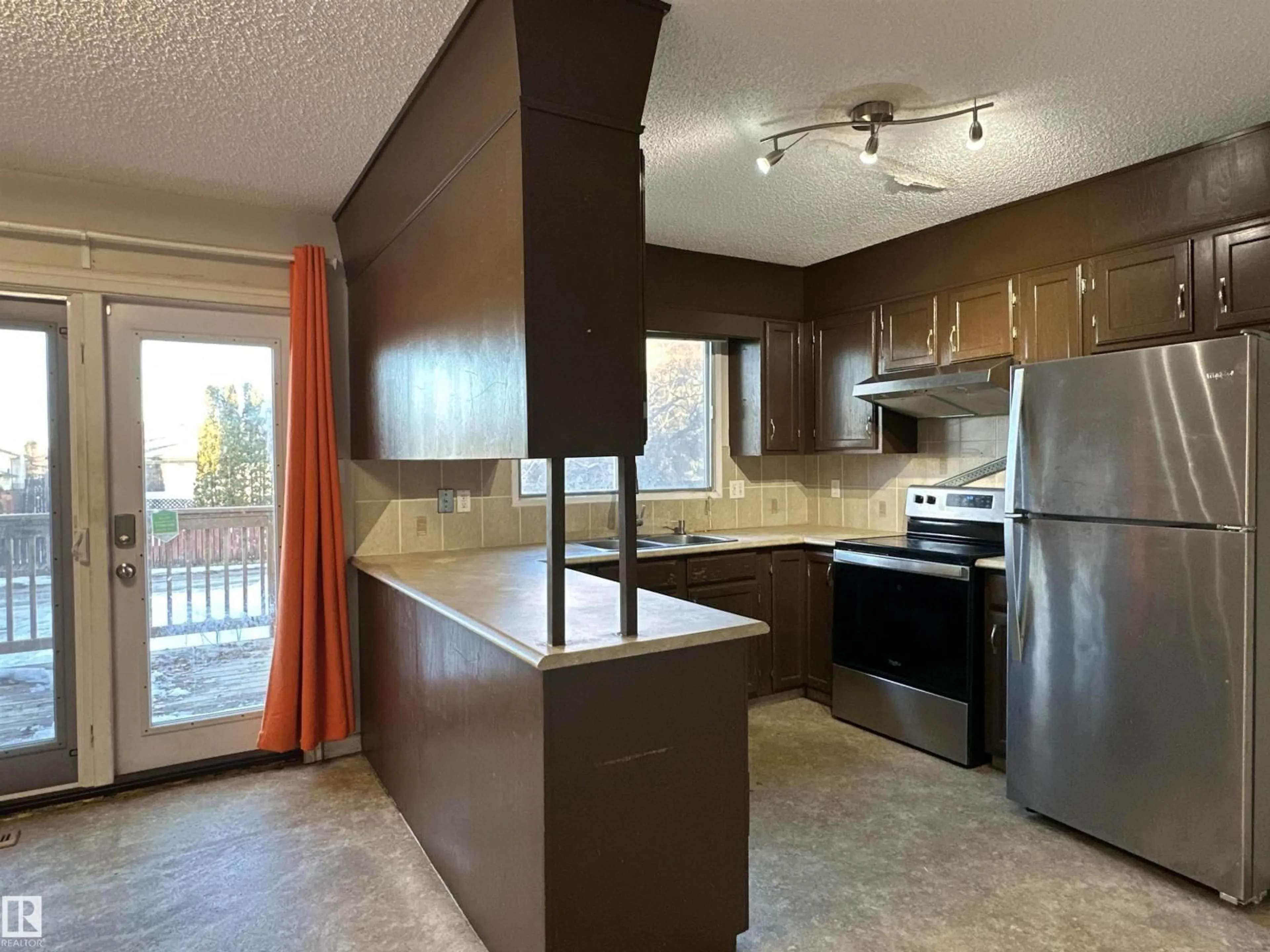 Unknown for 10512 21 AV, Edmonton Alberta T6J5G9