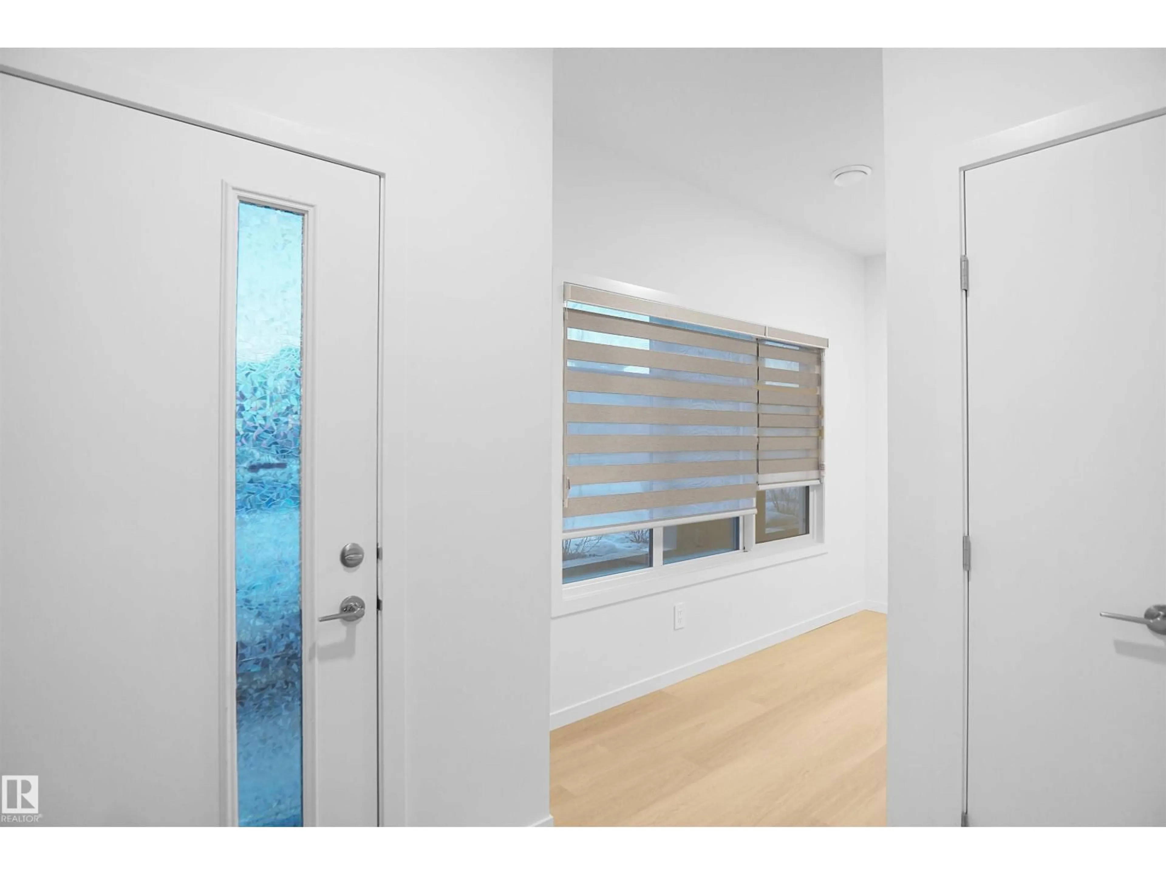 Indoor entryway for 510 37 ST, Edmonton Alberta T6X3B2