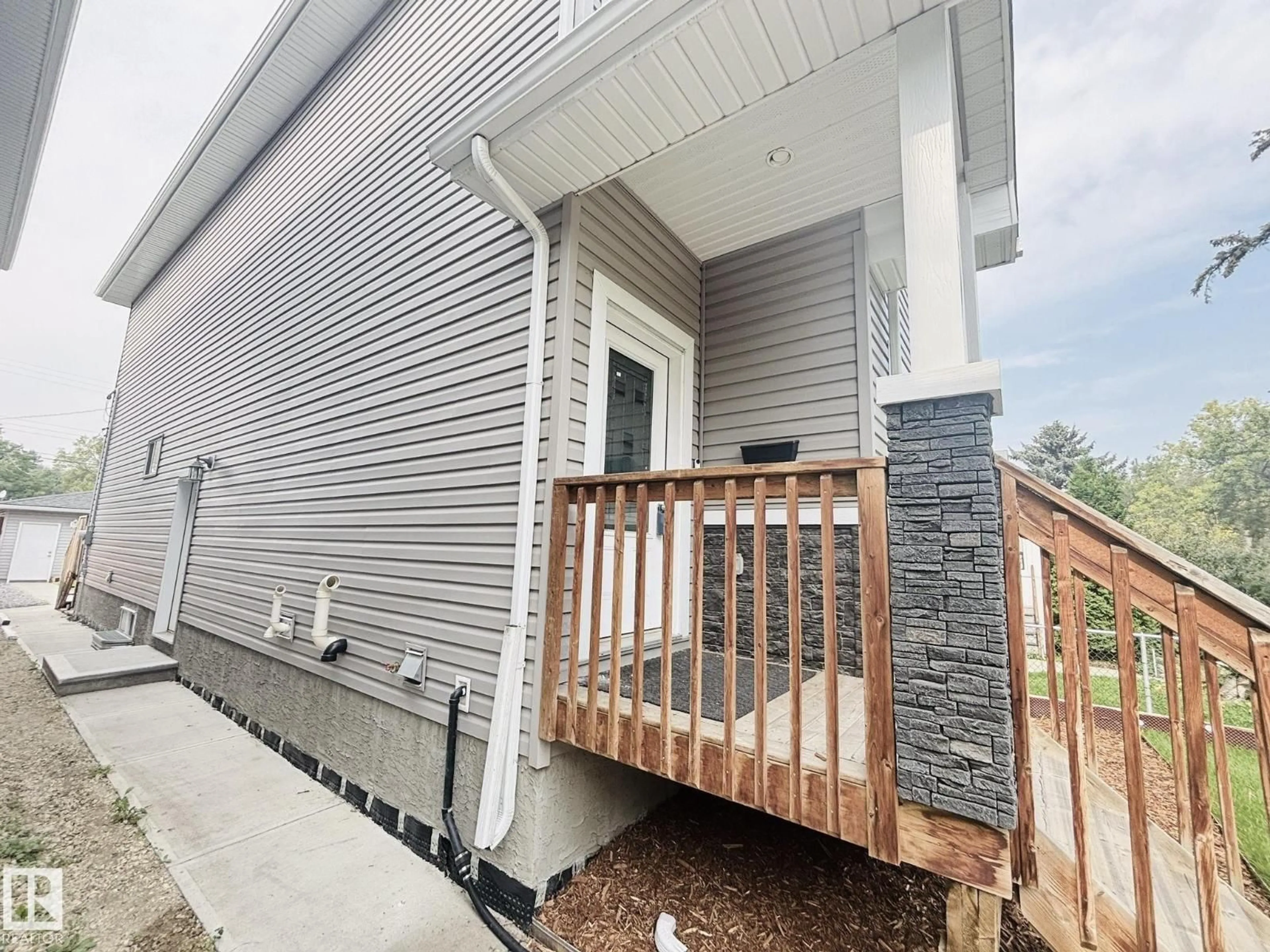 Home with vinyl exterior material, building for 11916 89 ST, Edmonton Alberta T5B3V8