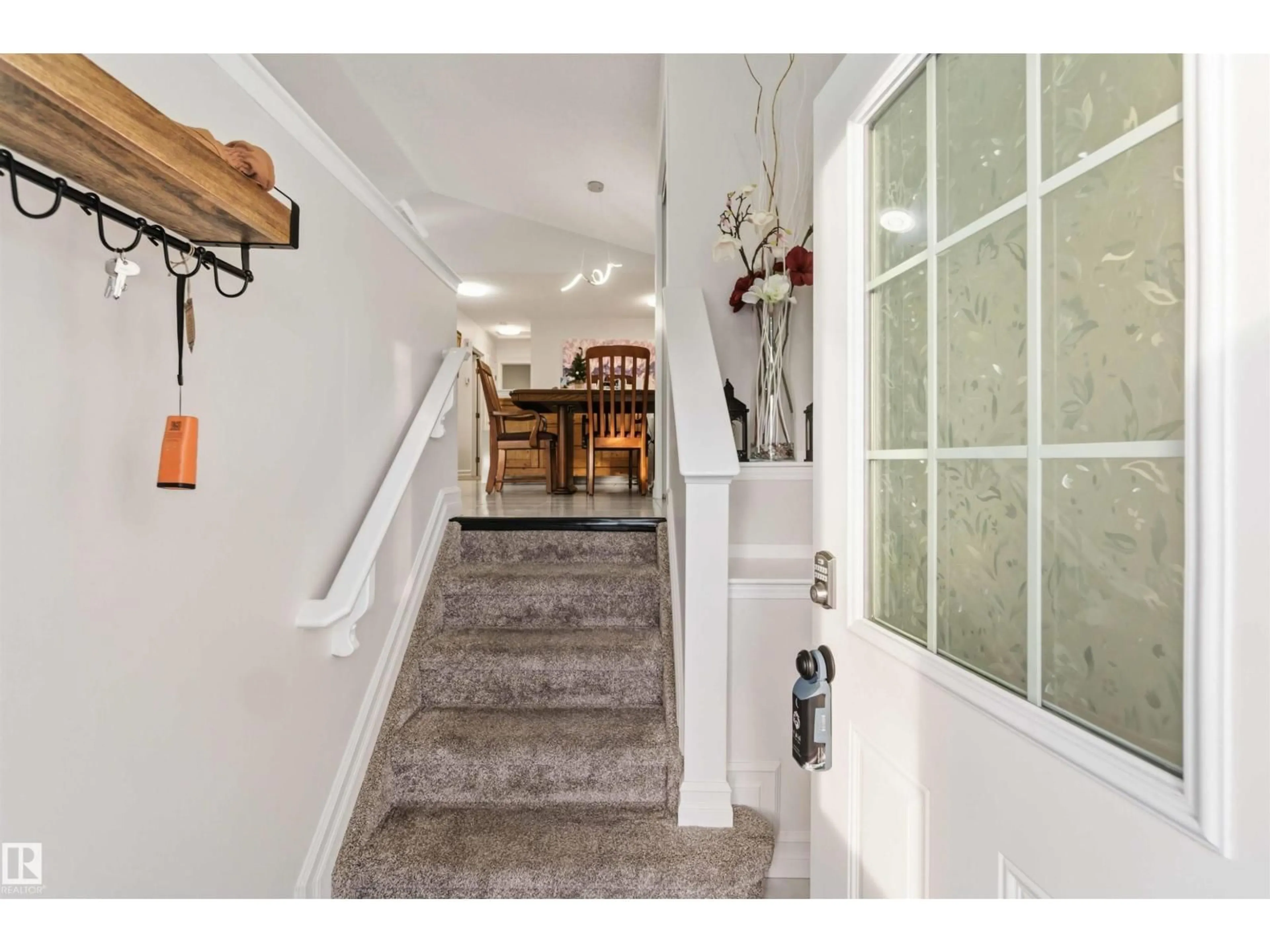 Indoor entryway for 1706 TURVEY BEND, Edmonton Alberta T6R2W7