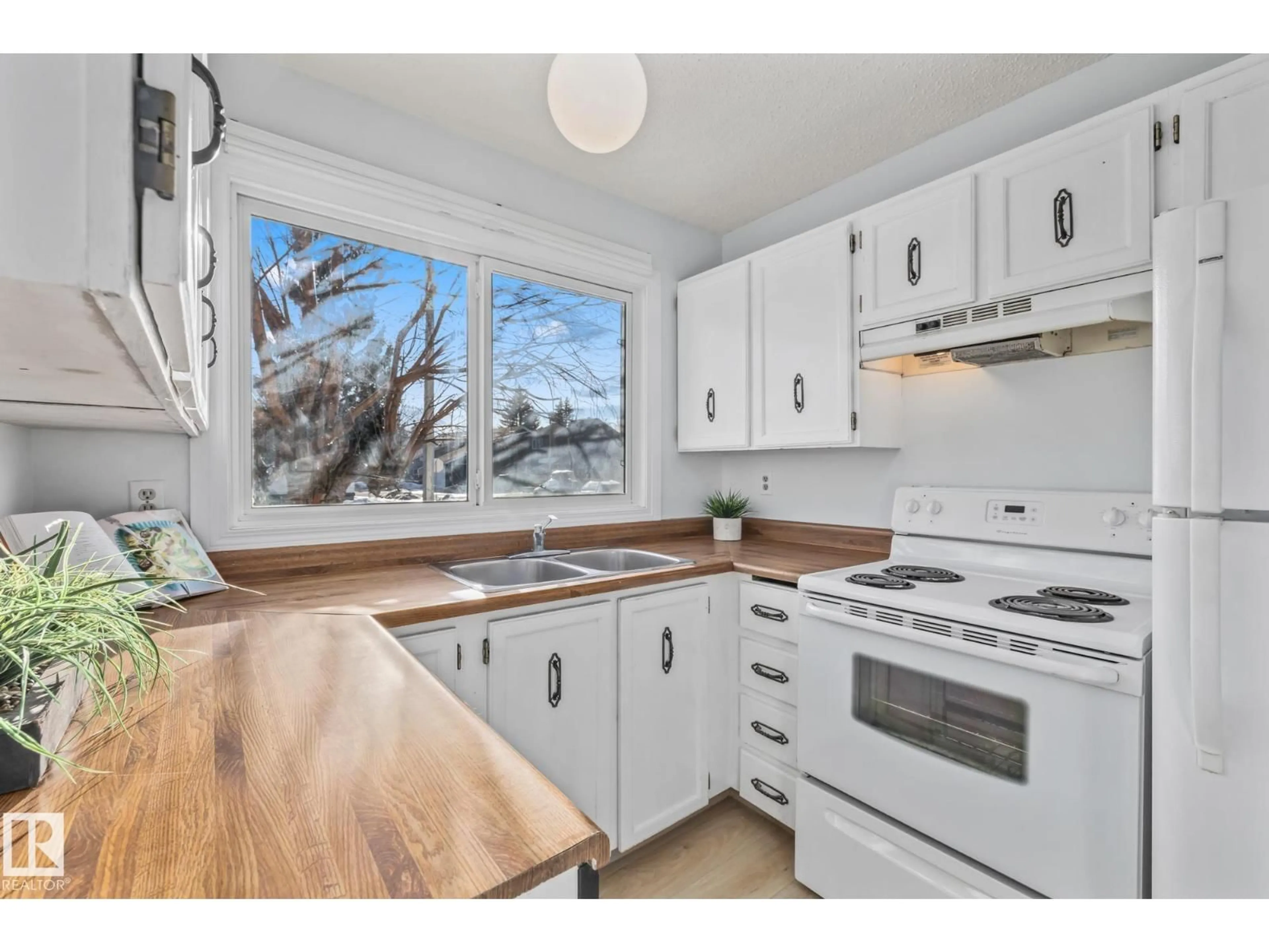 Standard kitchen, wood/laminate floor for 5612 92C AV, Edmonton Alberta T6B2K6