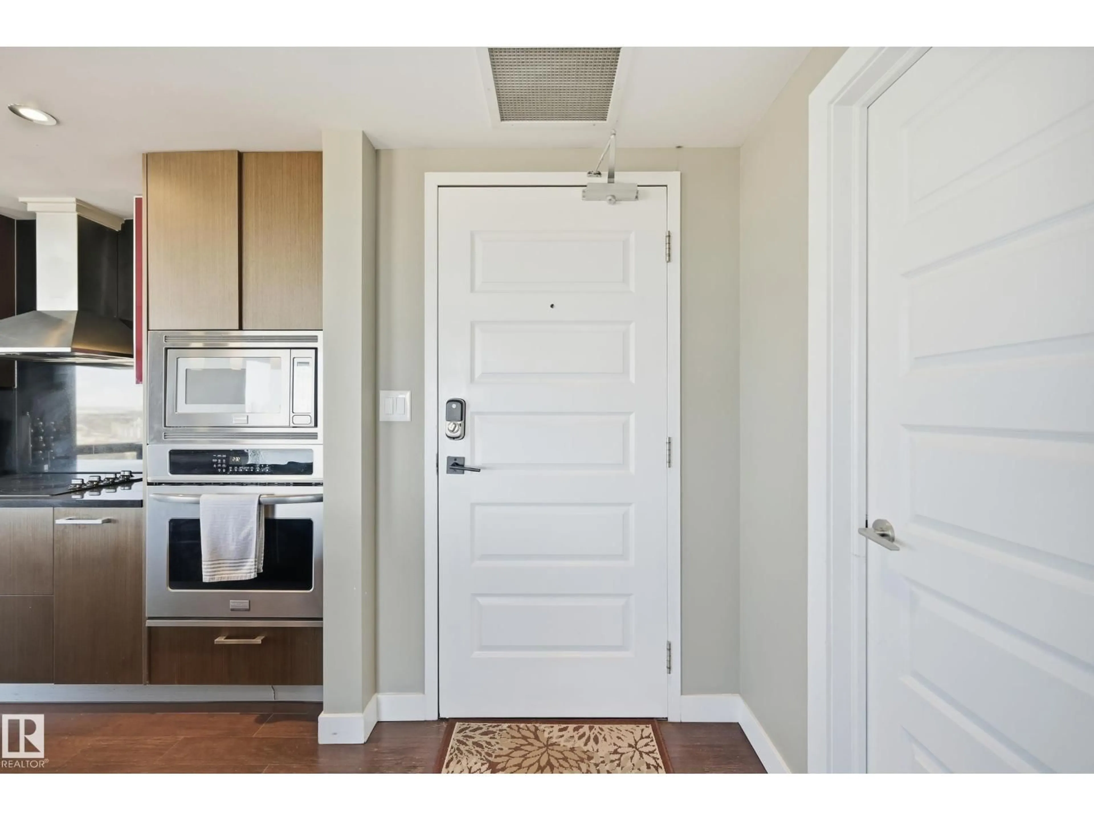 Indoor entryway for 10388 - 2003 105 ST, Edmonton Alberta T5J1E6