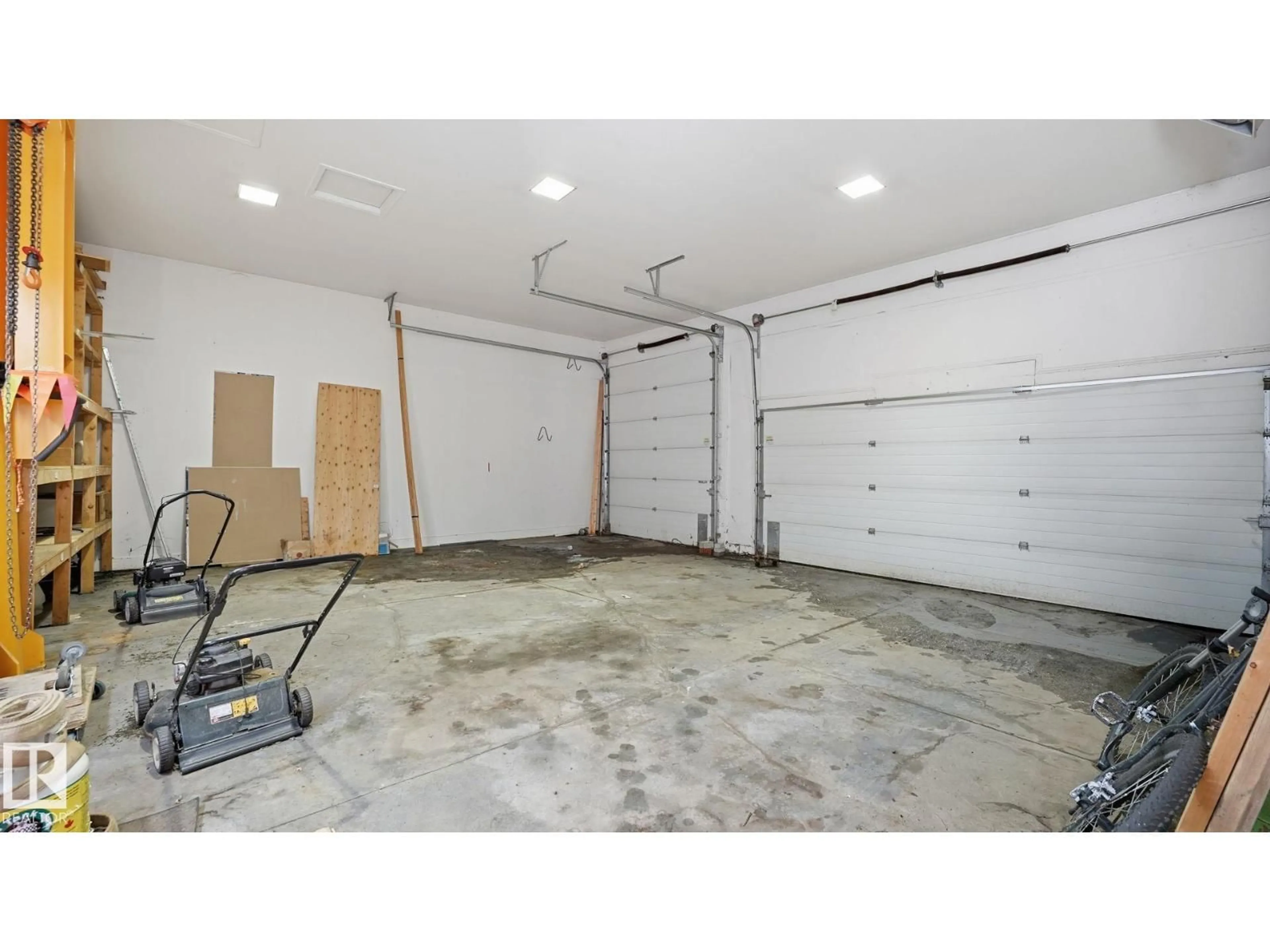 Indoor garage for 11205 125 ST & 12414 112 AV NW, Edmonton Alberta T5M0M6