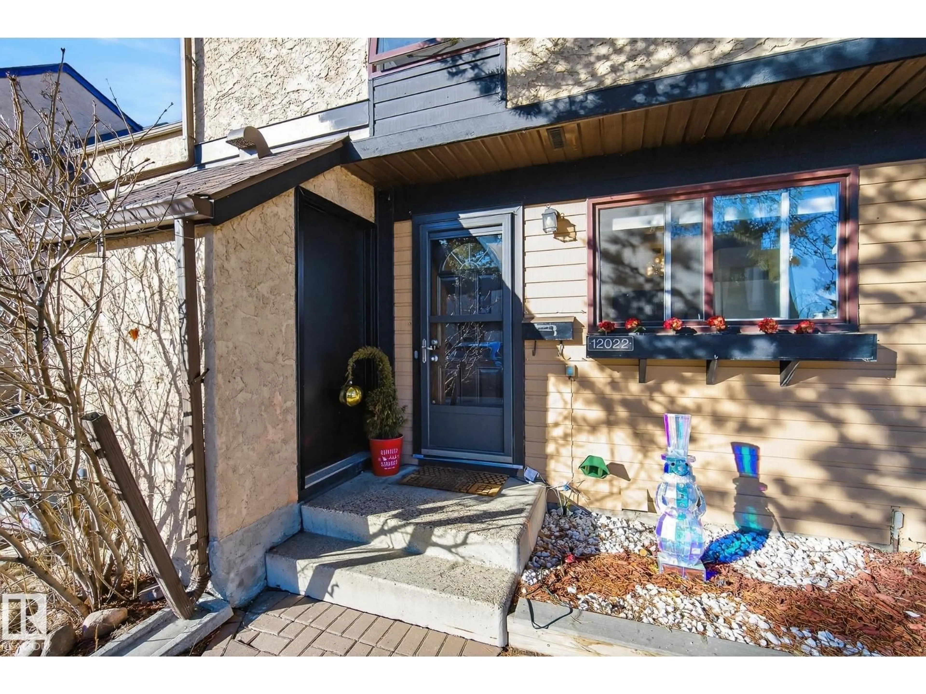 Indoor entryway for NW - 12022 25 AV, Edmonton Alberta T6J4L3