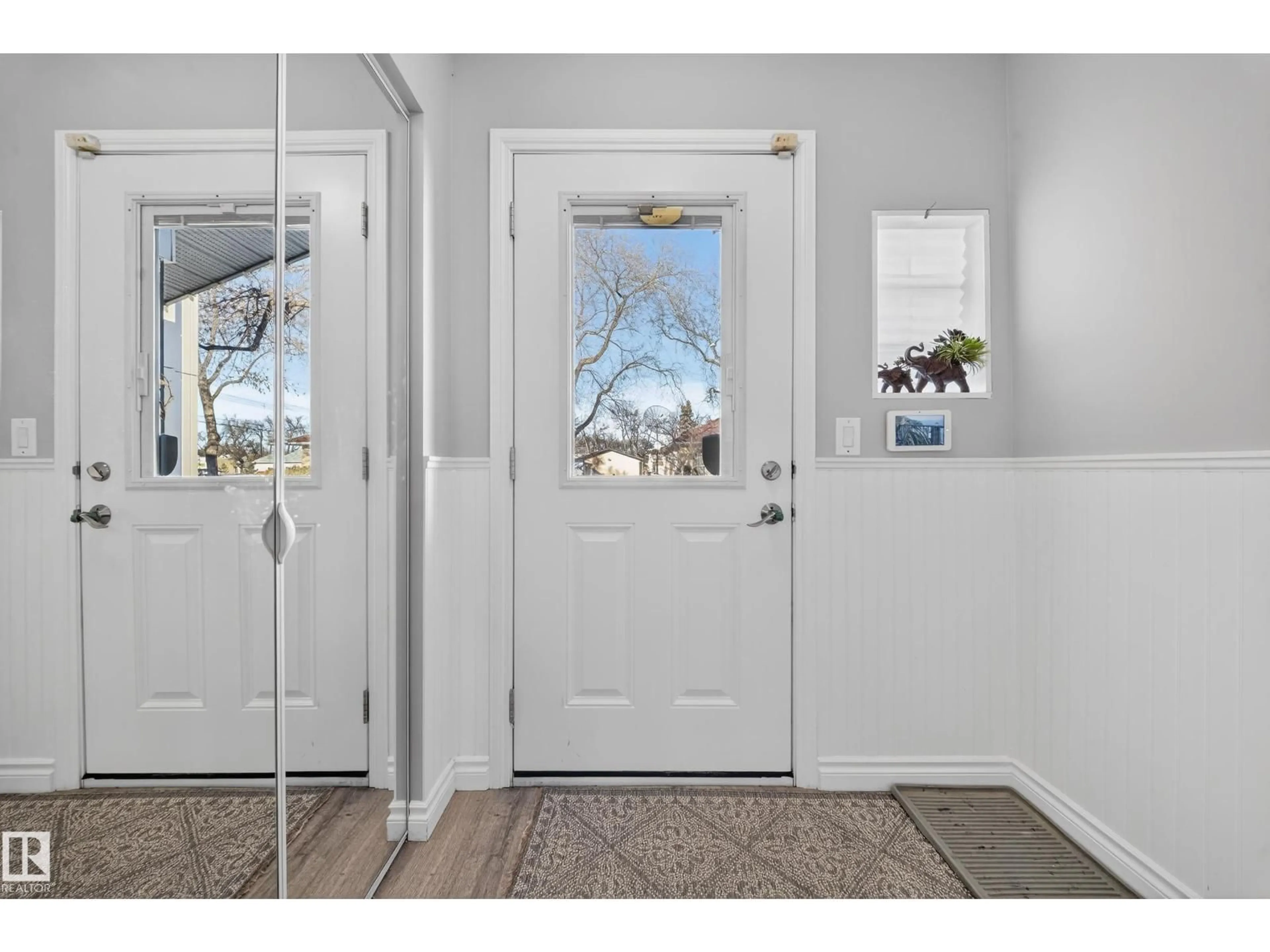 Indoor entryway for 9521 109 AV, Edmonton Alberta T5H1C6