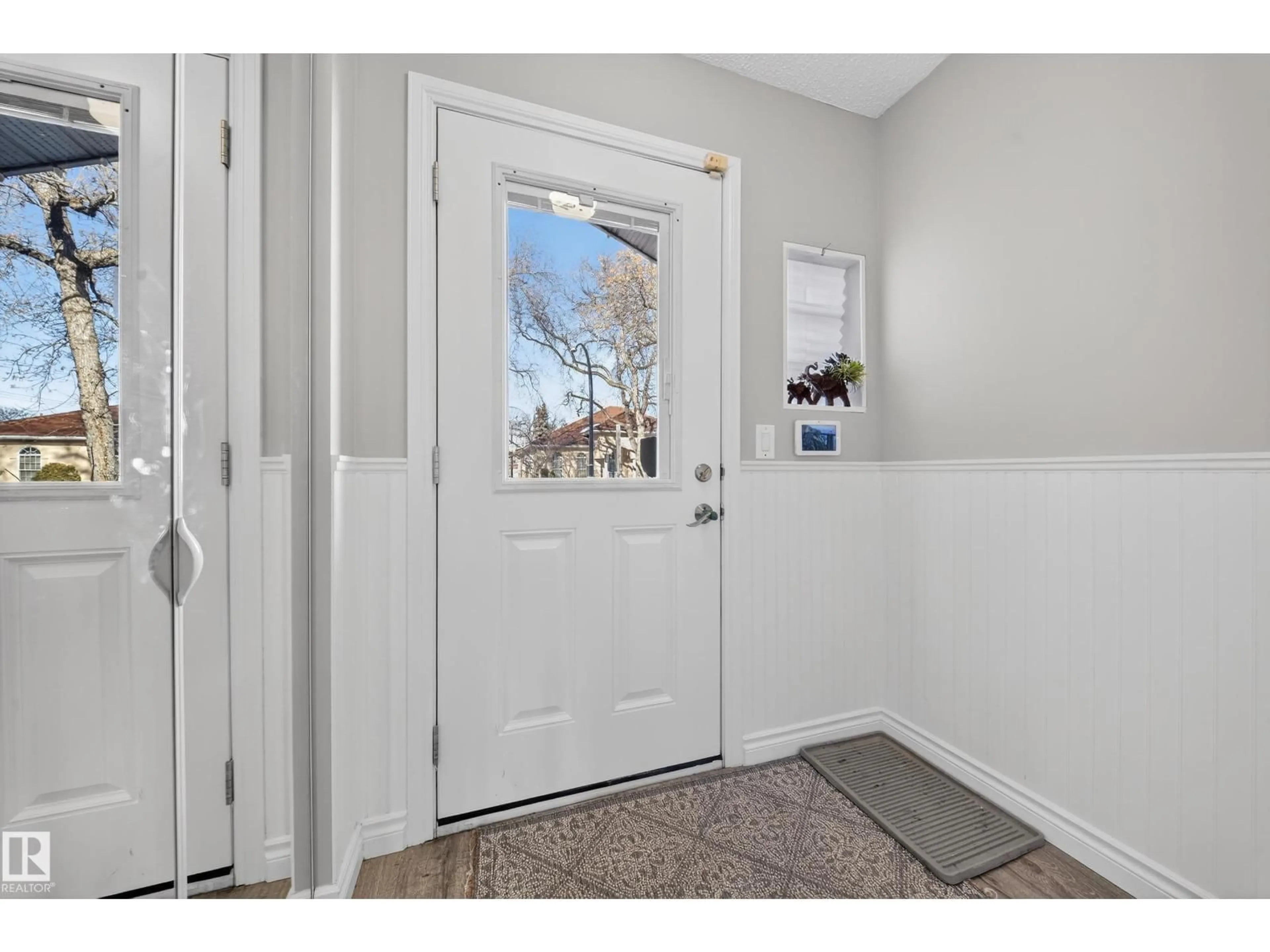 Indoor entryway for 9521 109 AV, Edmonton Alberta T5H1C6