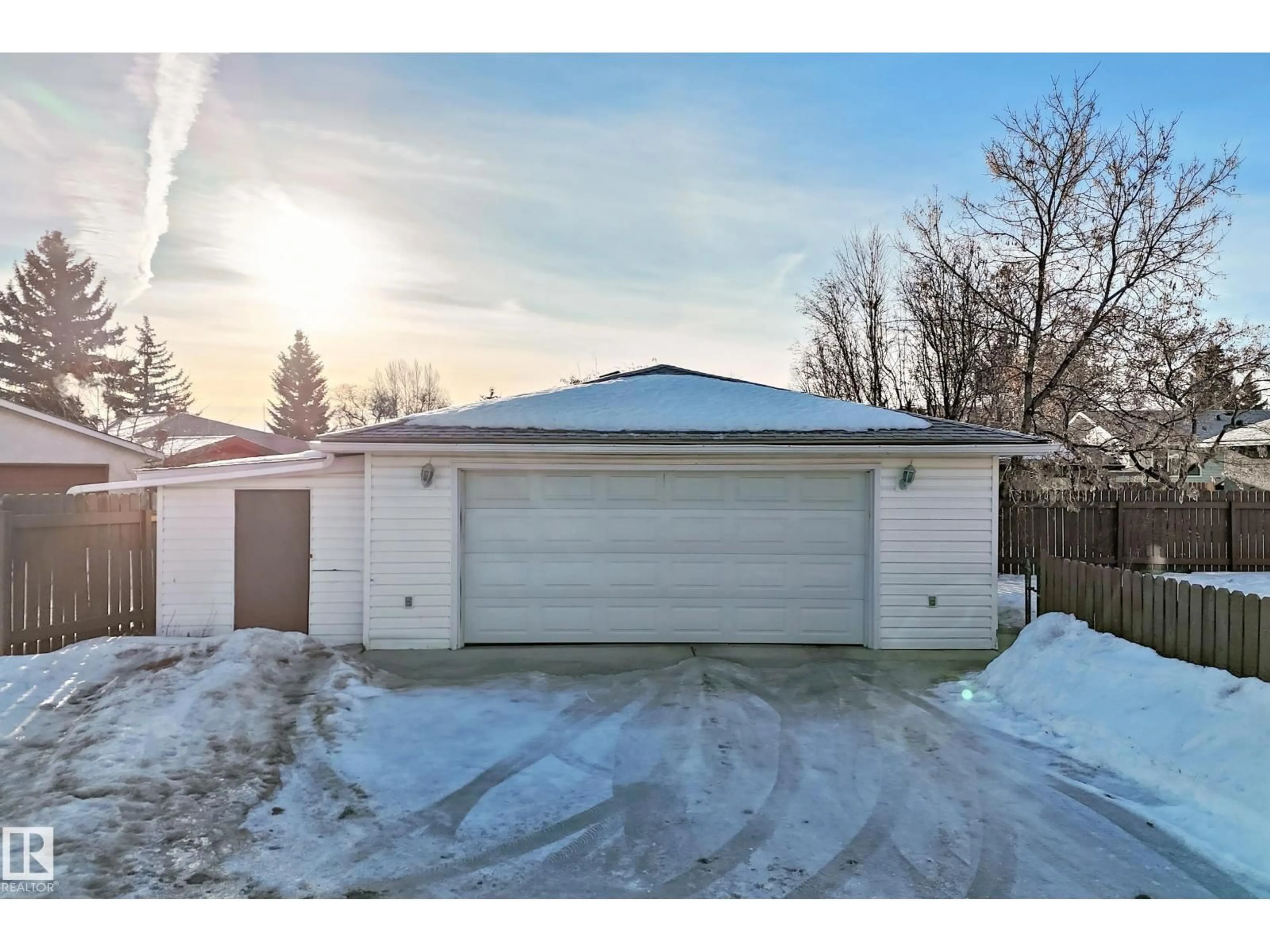 Indoor garage for 3435 65 ST, Edmonton Alberta T6H2K2