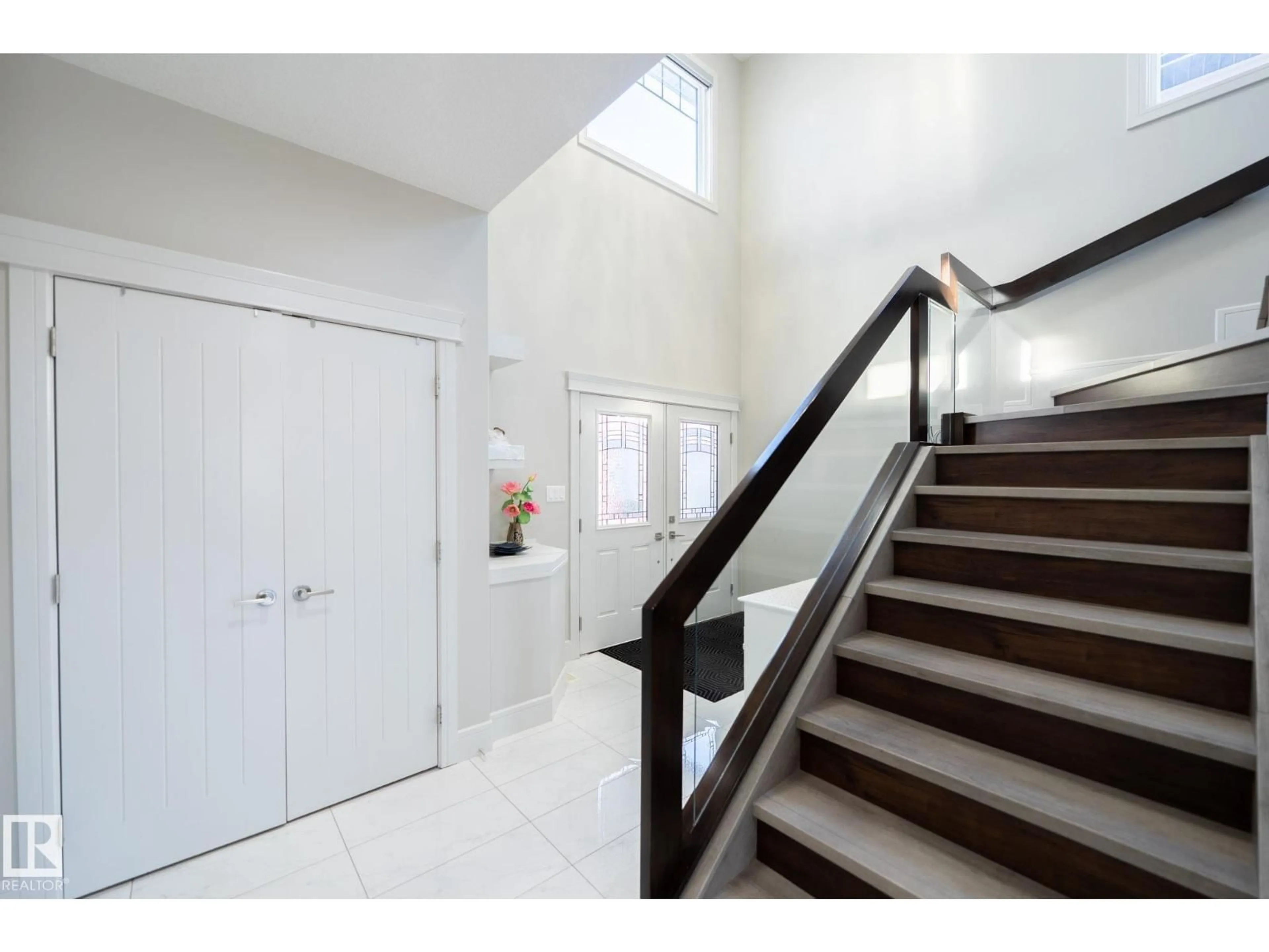 Indoor foyer for 3623 8 ST, Edmonton Alberta T6T1A1