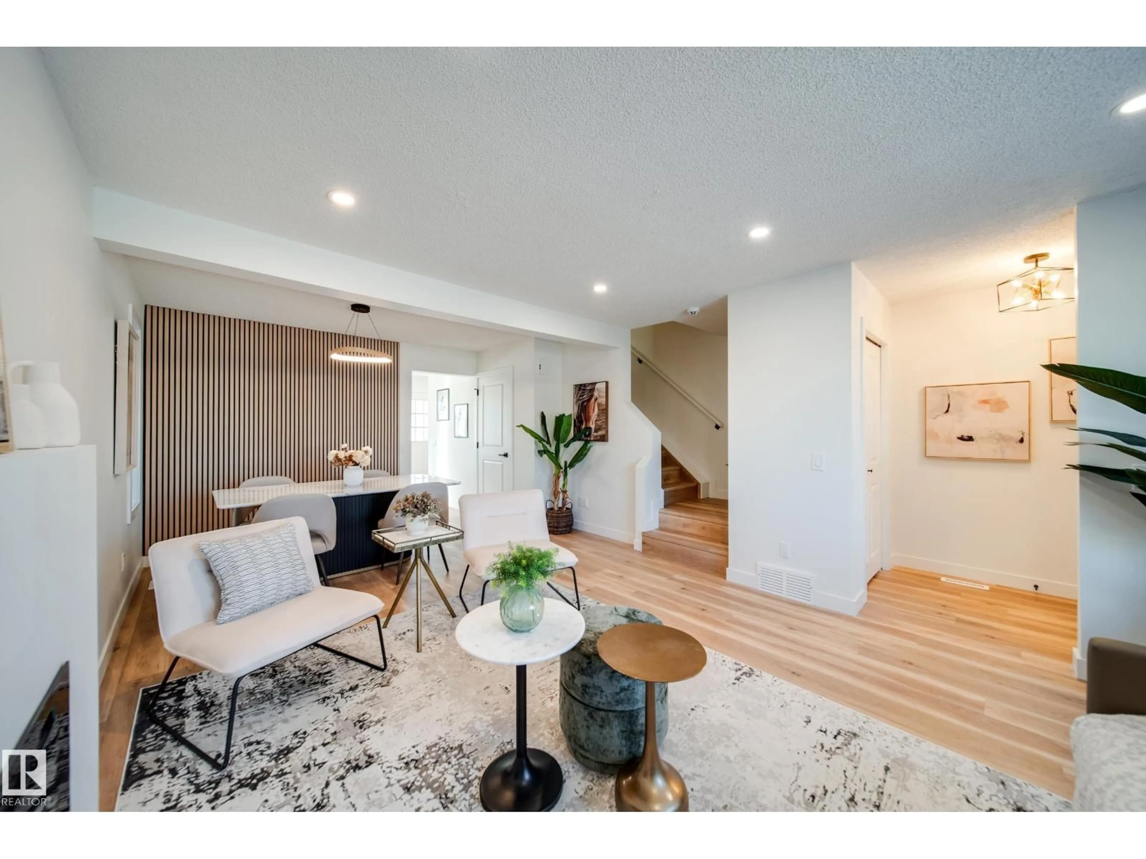 Indoor entryway for 4019 37 ST, Edmonton Alberta T6L6H2