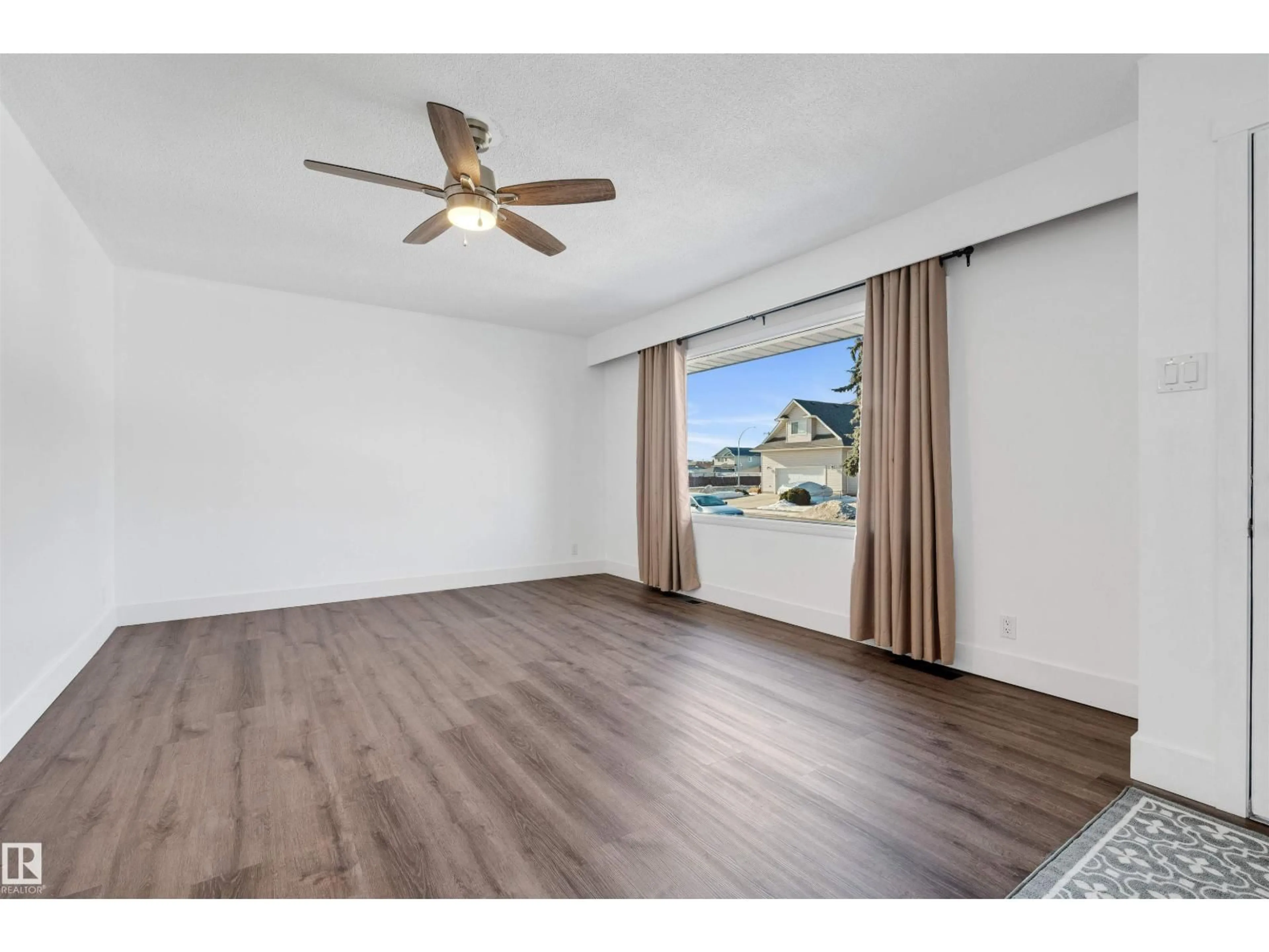 A pic of a room for 9111 151 ST, Edmonton Alberta T5R1J5