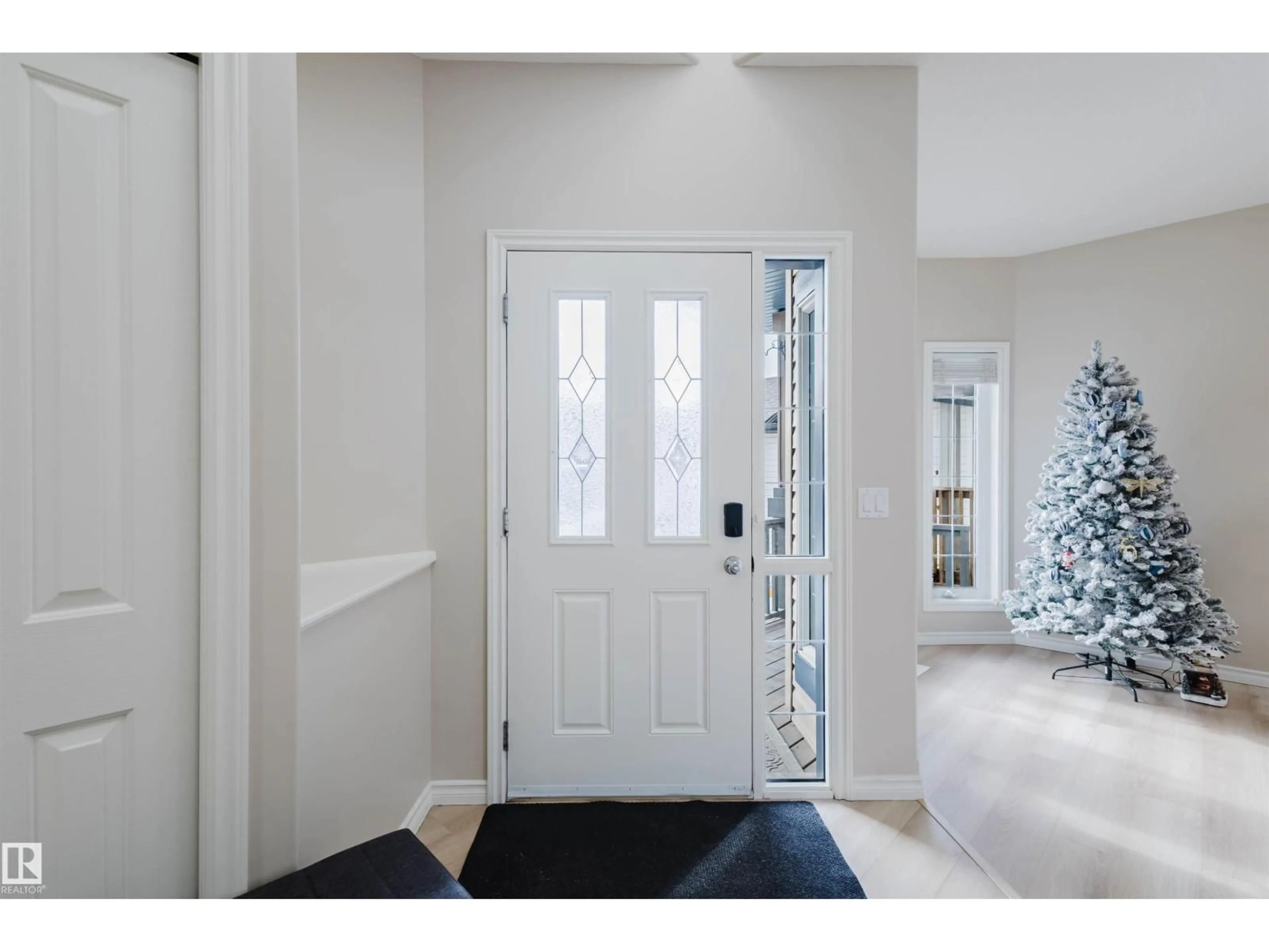 Indoor entryway for 8420 SLOANE CR, Edmonton Alberta T6R0L4