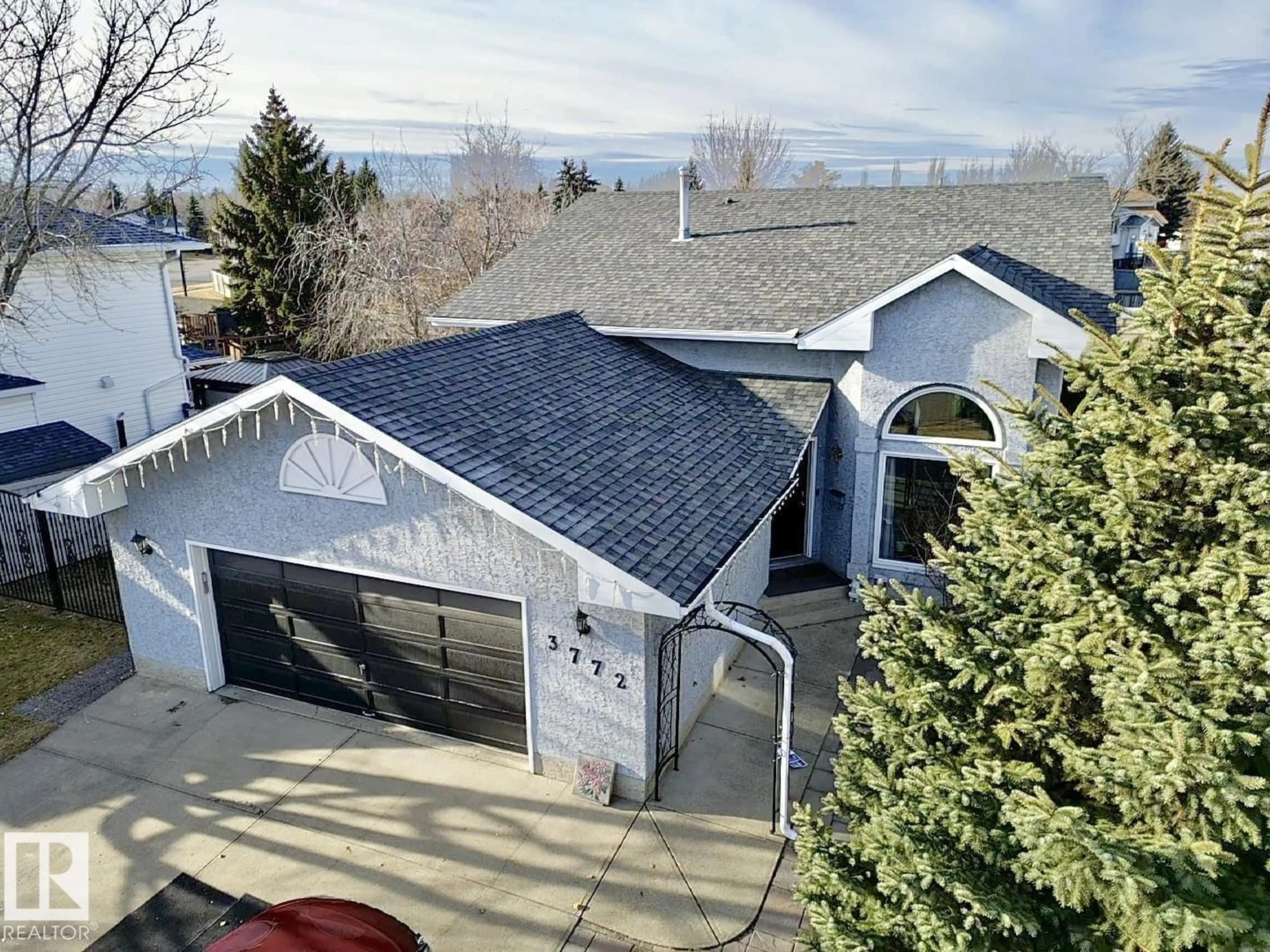 A pic from outside/outdoor area/front of a property/back of a property/a pic from drone, unknown for 3772 30 ST, Edmonton Alberta T6T1H6