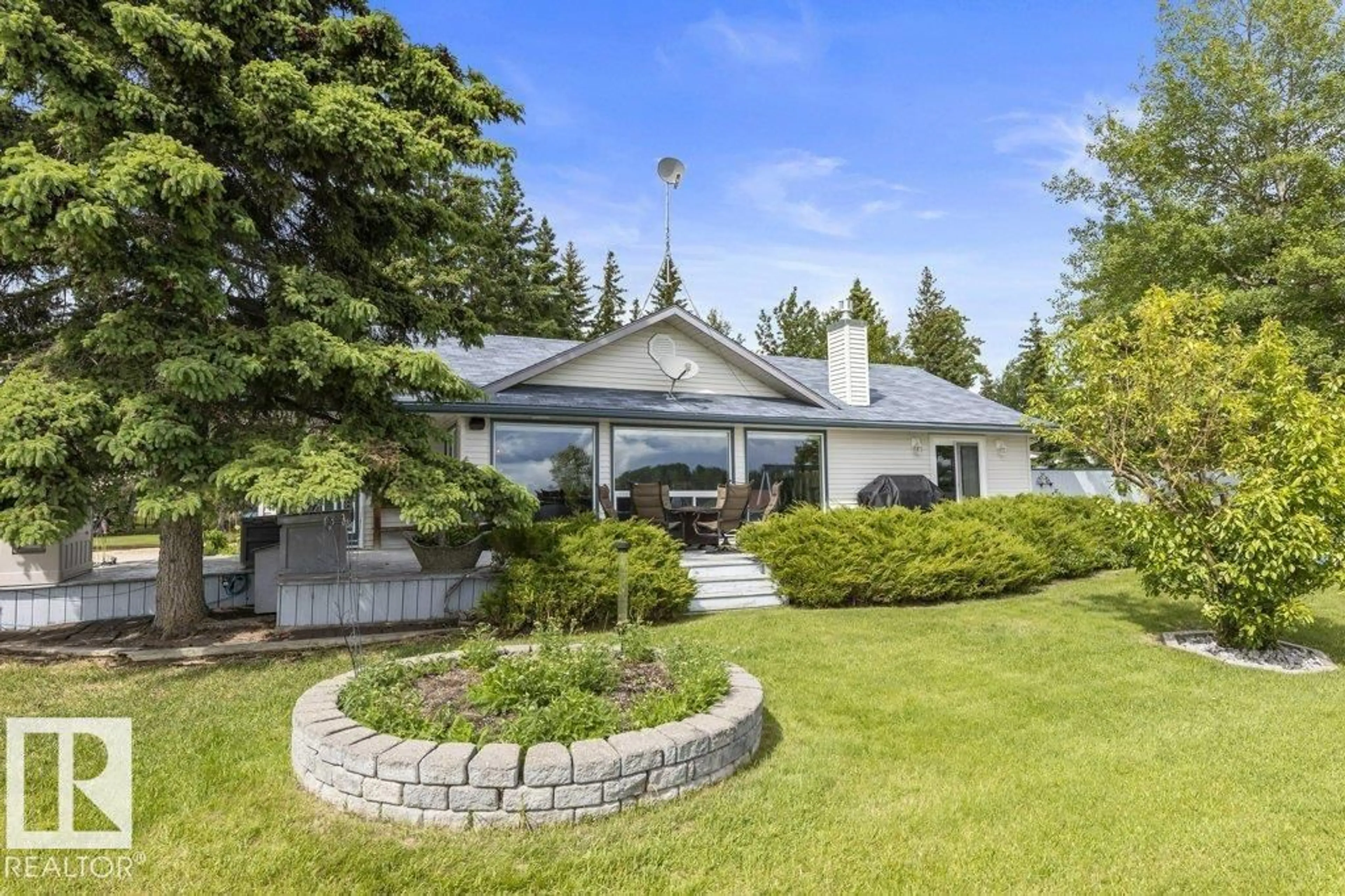 A pic from outside/outdoor area/front of a property/back of a property/a pic from drone, unknown for 3013A TWP RD 574, Rural Barrhead County Alberta T0E1A0