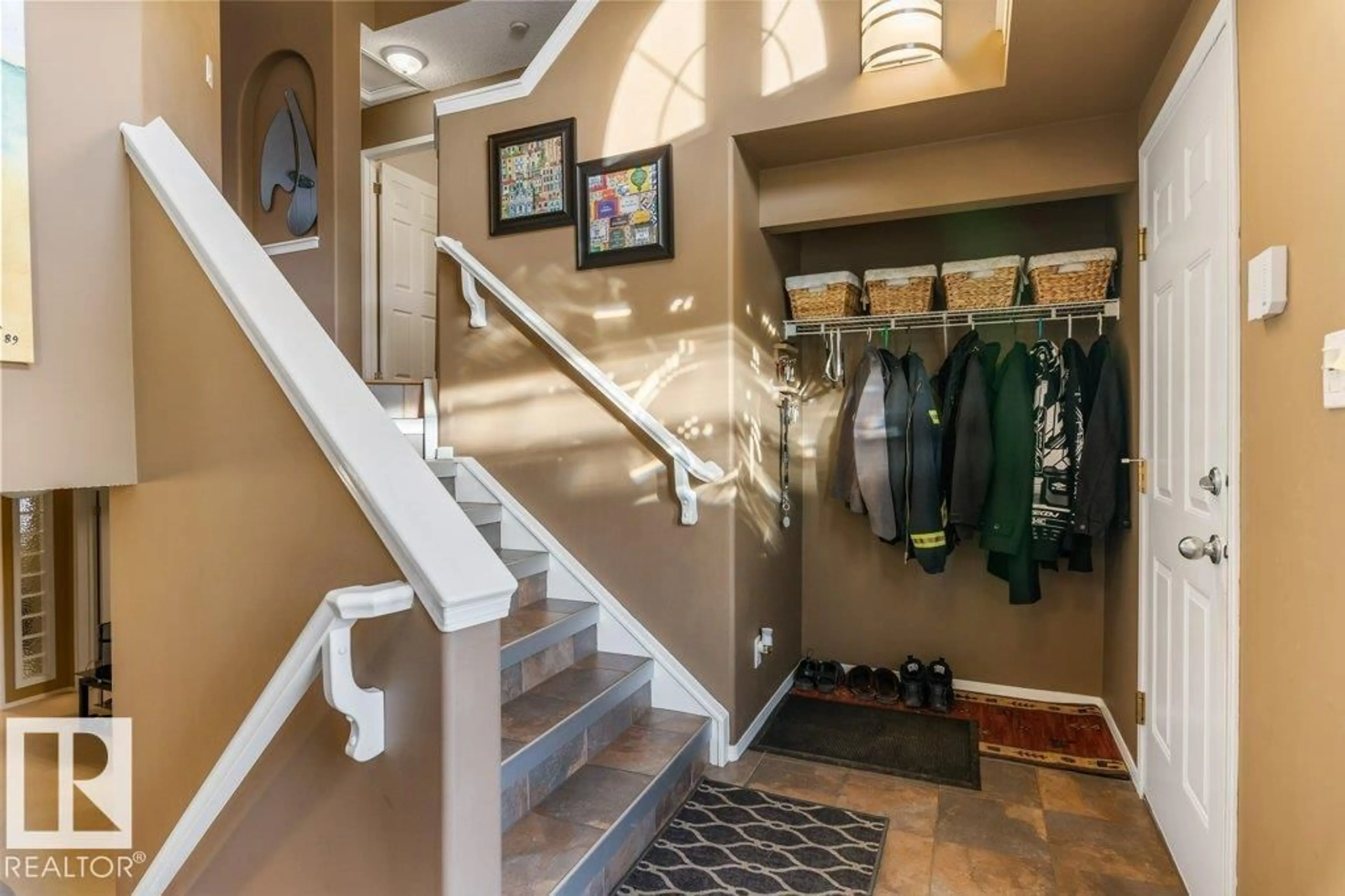 Indoor entryway for 1916 KRAMER WY, Edmonton Alberta T6L6Z7
