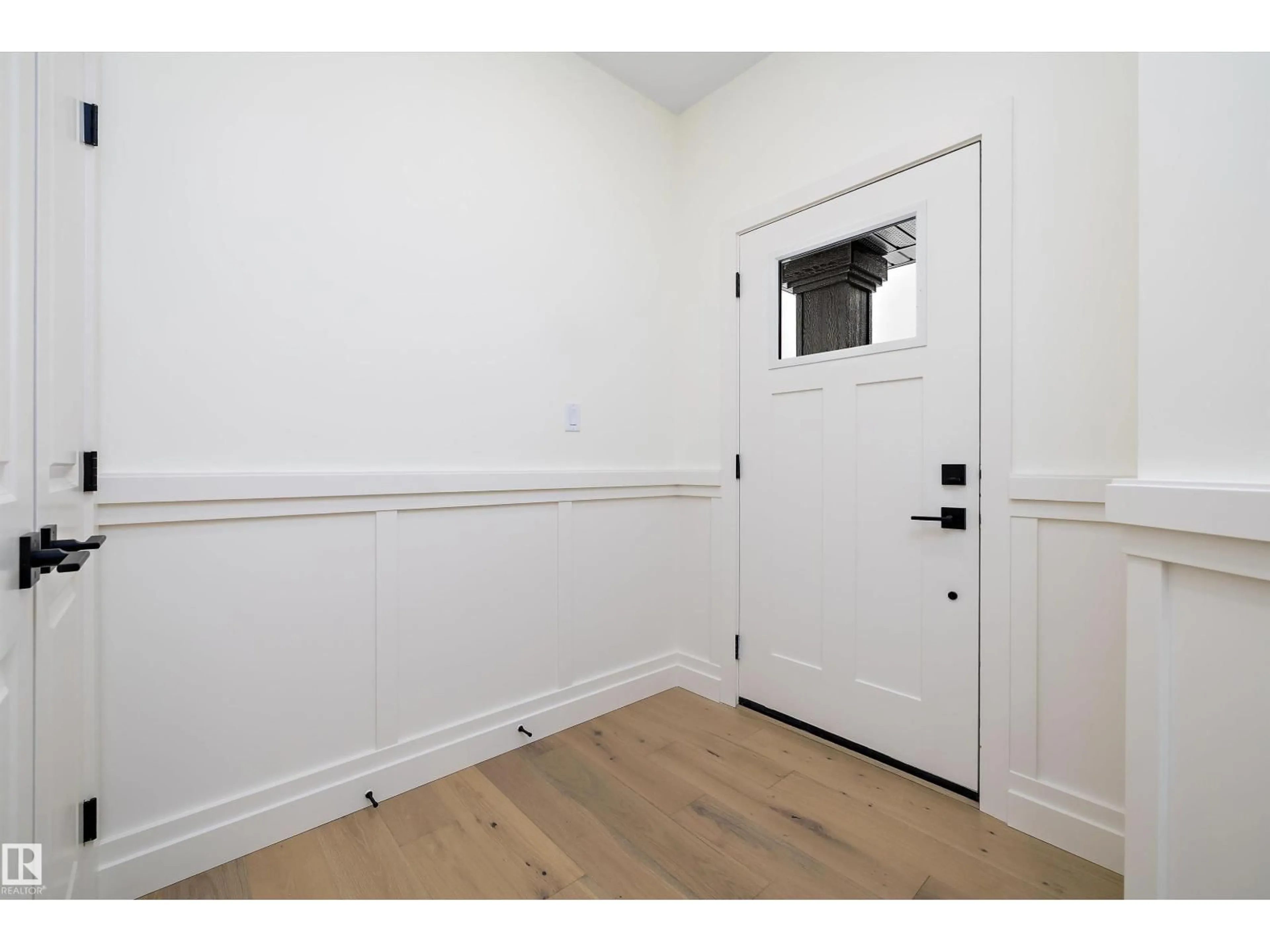 Indoor entryway for 247 EDGEMONT GREEN GR, Edmonton Alberta T6M3J7