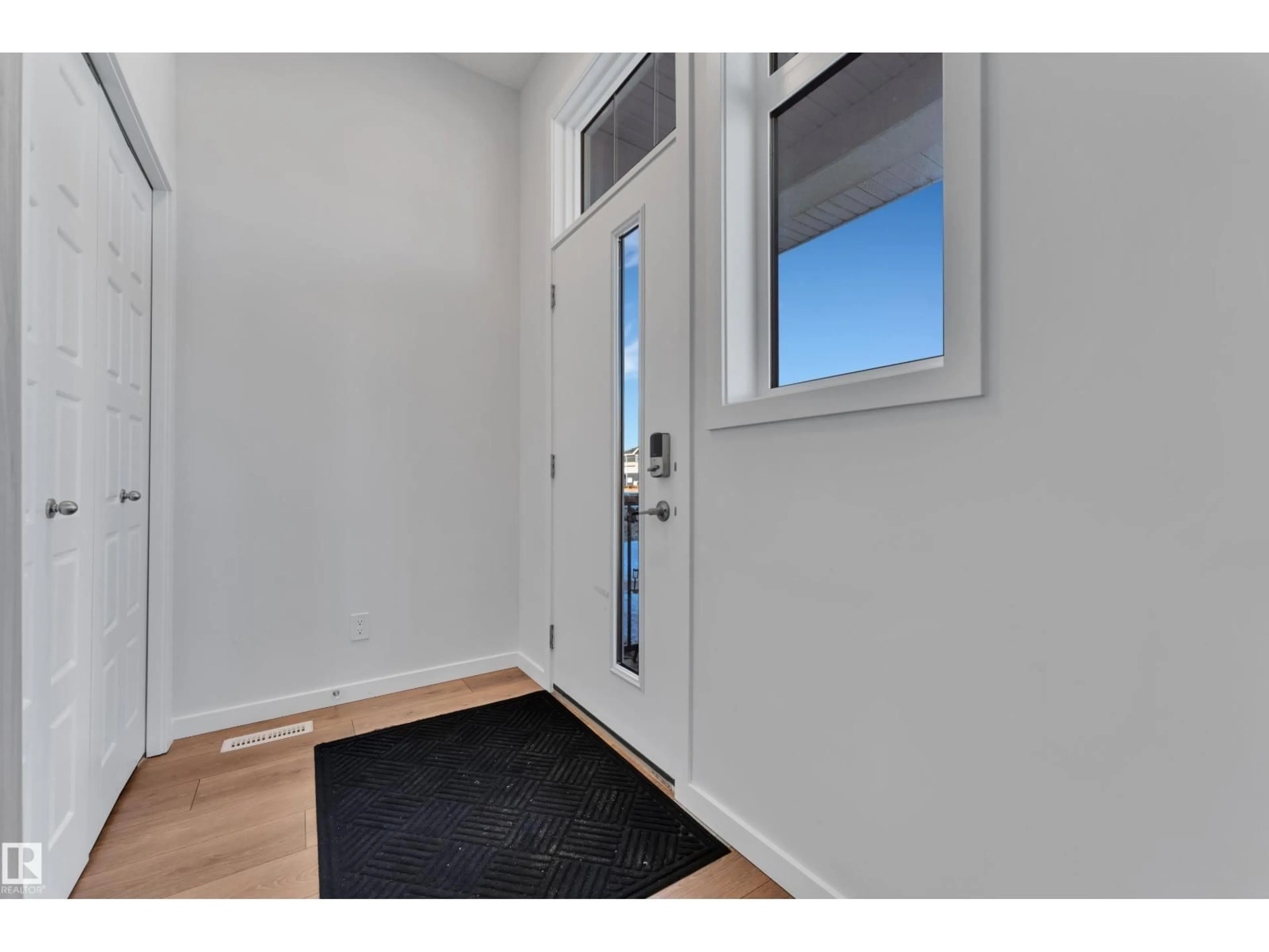 Indoor entryway for SW - 3607 6 AV, Edmonton Alberta T6X1A5