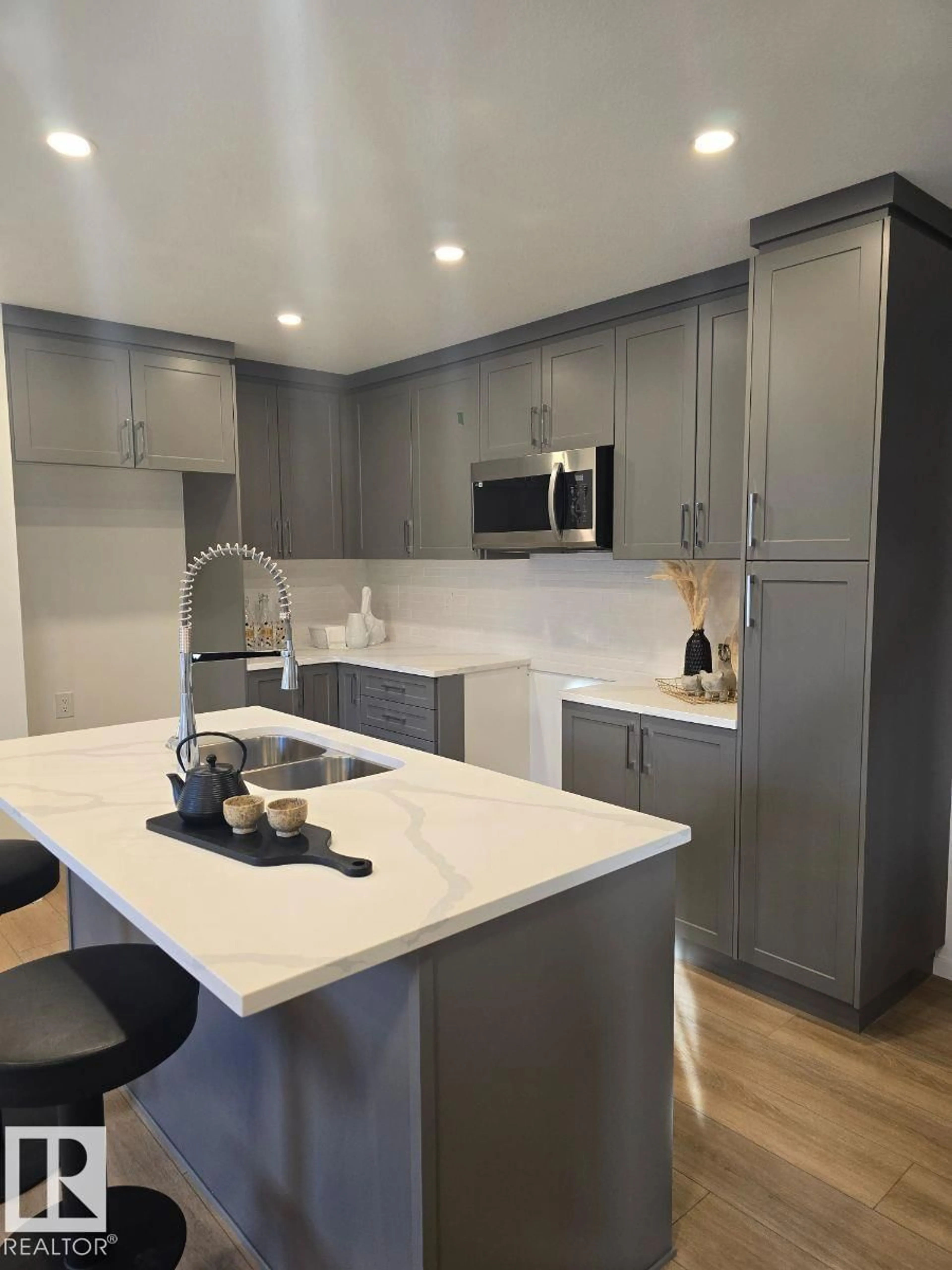 Contemporary kitchen, unknown for 1045 HEARTHSTONE BV, Sherwood Park Alberta T8H3B3